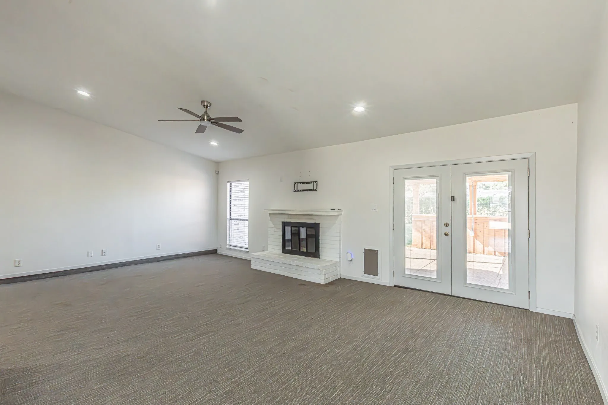 Single Family Residence For Sale in Dallas County , 2901 Gayle Drive, Garland, Texas 75044, 3 Bedroom, 2 Bathroom, 2 Garage spaces, 1,666 Sqft, built in 1979, mls#21380912, Real Estate Agent in Garland, Homes For Sale in Dallas county, Homes For Sale in Garland, Realtor in Garland Texas, Real Estate Brokerage Independent Realty Texas, Luminita Cordes Realtor