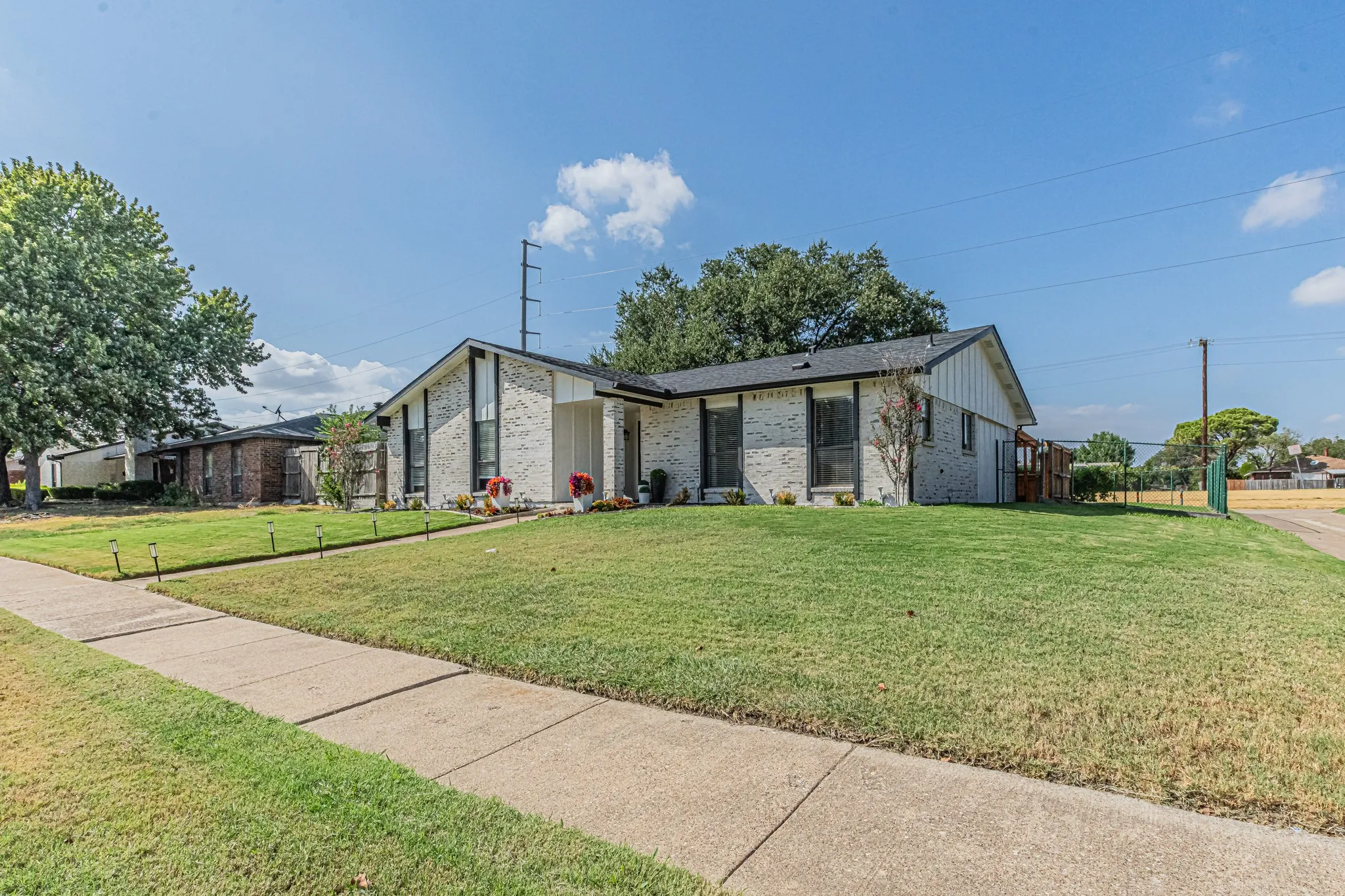 Single Family Residence For Sale in Dallas County , 2901 Gayle Drive, Garland, Texas 75044, 3 Bedroom, 2 Bathroom, 2 Garage spaces, 1,666 Sqft, built in 1979, mls#21380912, Real Estate Agent in Garland, Homes For Sale in Dallas county, Homes For Sale in Garland, Realtor in Garland Texas, Real Estate Brokerage Independent Realty Texas, Luminita Cordes Realtor