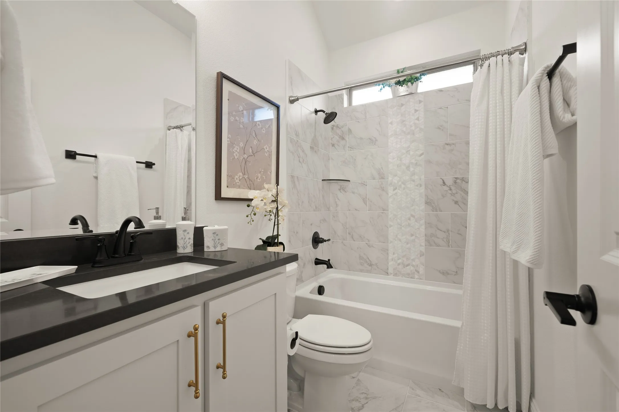 2nd full bath large enough for your guests or families needs and comfort.
