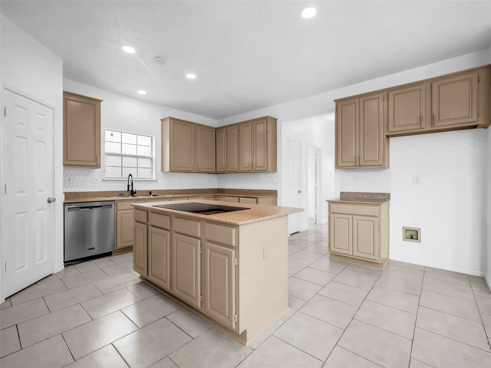 Single Family Residence For Sale in Tarrant County , 2913 Spartacus Drive, Grand Prairie, Texas 75052, 4 Bedroom, 3 Bathroom, 2 Garage spaces, 2,949 Sqft, built in 1993, mls#21380872, Real Estate Agent in Grand Prairie, Homes For Sale in Tarrant county, Homes For Sale in Grand Prairie, Realtor in Grand Prairie Texas, Real Estate Brokerage Independent Realty Texas, Luminita Cordes Realtor
