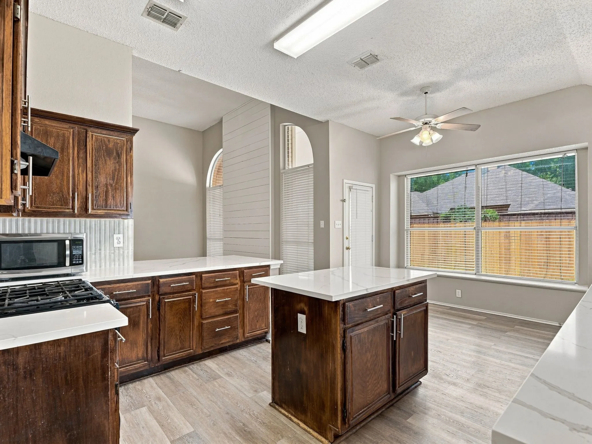 Single Family Residence For Rent in Collin County , 8201 Pacific Street, Frisco, Texas 75035, 4 Bedroom, 2 Bathroom, 2 Garage spaces, 2,112 Sqft, built in 1993, mls#21380941, Real Estate Agent in Frisco, Homes For Rent in Collin county, Homes For Rent in Frisco, Realtor in Frisco Texas, Real Estate Brokerage Independent Realty Texas, Luminita Cordes Realtor