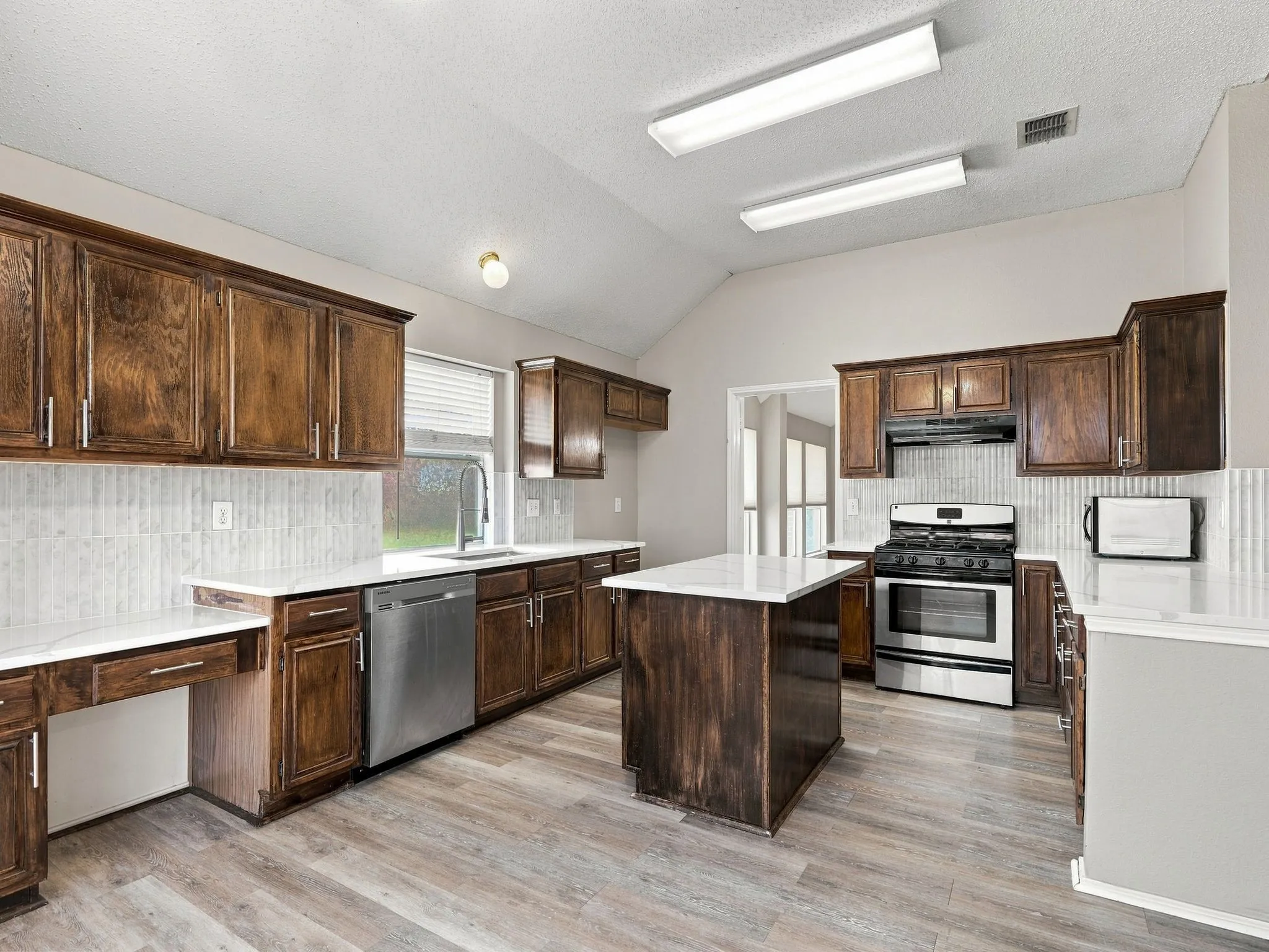 Single Family Residence For Rent in Collin County , 8201 Pacific Street, Frisco, Texas 75035, 4 Bedroom, 2 Bathroom, 2 Garage spaces, 2,112 Sqft, built in 1993, mls#21380941, Real Estate Agent in Frisco, Homes For Rent in Collin county, Homes For Rent in Frisco, Realtor in Frisco Texas, Real Estate Brokerage Independent Realty Texas, Luminita Cordes Realtor