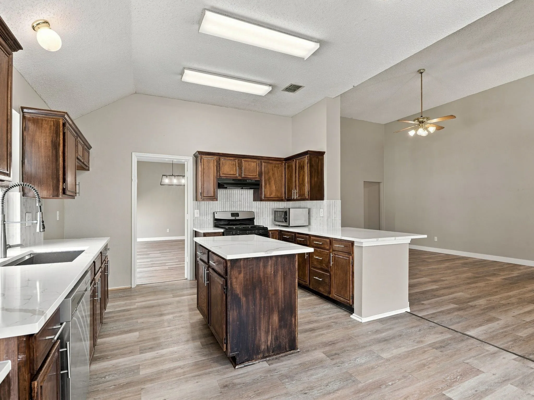 Single Family Residence For Rent in Collin County , 8201 Pacific Street, Frisco, Texas 75035, 4 Bedroom, 2 Bathroom, 2 Garage spaces, 2,112 Sqft, built in 1993, mls#21380941, Real Estate Agent in Frisco, Homes For Rent in Collin county, Homes For Rent in Frisco, Realtor in Frisco Texas, Real Estate Brokerage Independent Realty Texas, Luminita Cordes Realtor