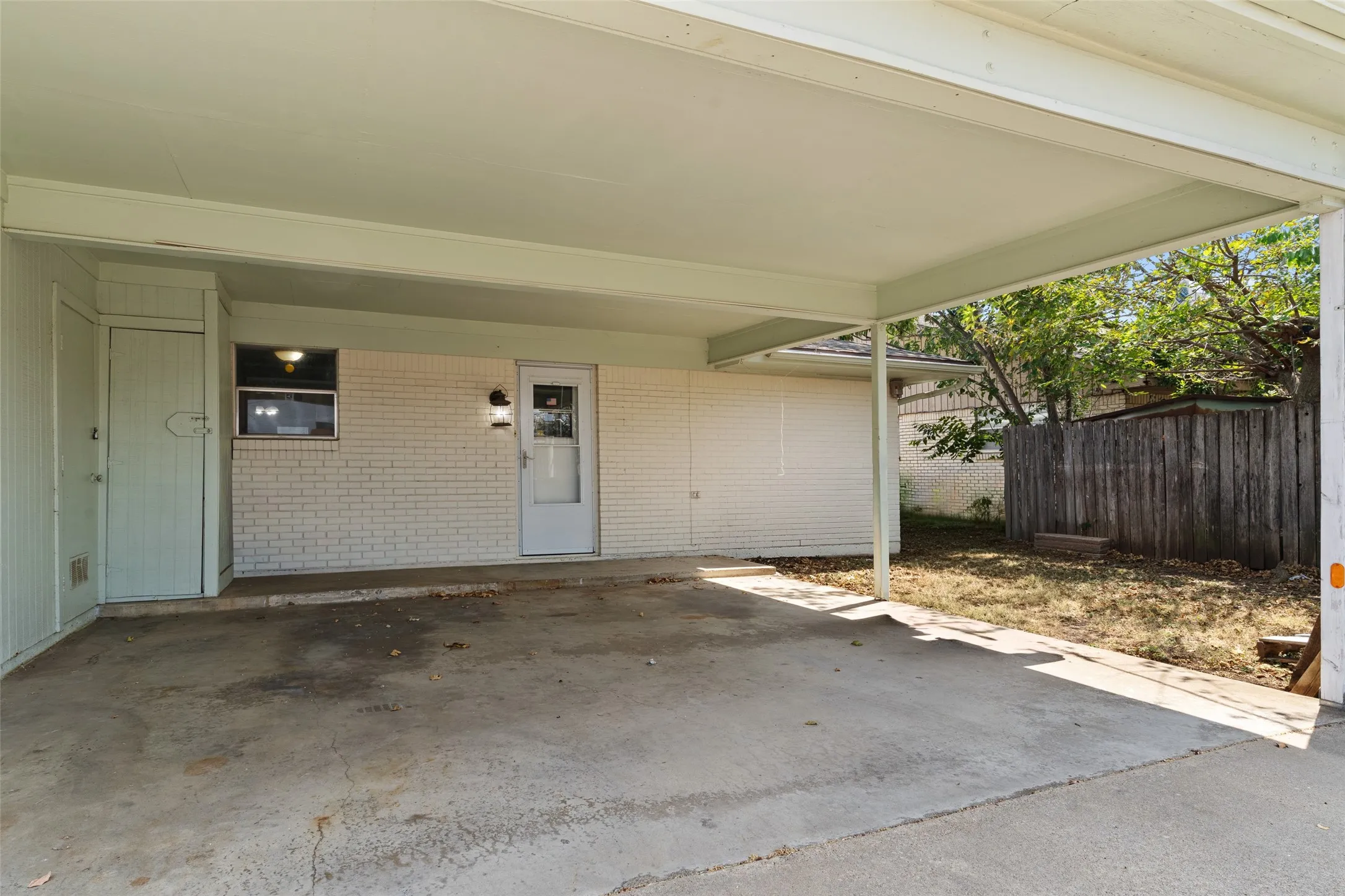 Duplex For Rent in Tarrant County , 4806 Inverness, Fort Worth, Texas 76132, 3 Bedroom, 2 Bathroom, Garage spaces, 1,524 Sqft, built in 1967, mls#21380960, Real Estate Agent in Fort Worth, Homes For Rent in Tarrant county, Homes For Rent in Fort Worth, Realtor in Fort Worth Texas, Real Estate Brokerage Independent Realty Texas, Luminita Cordes Realtor