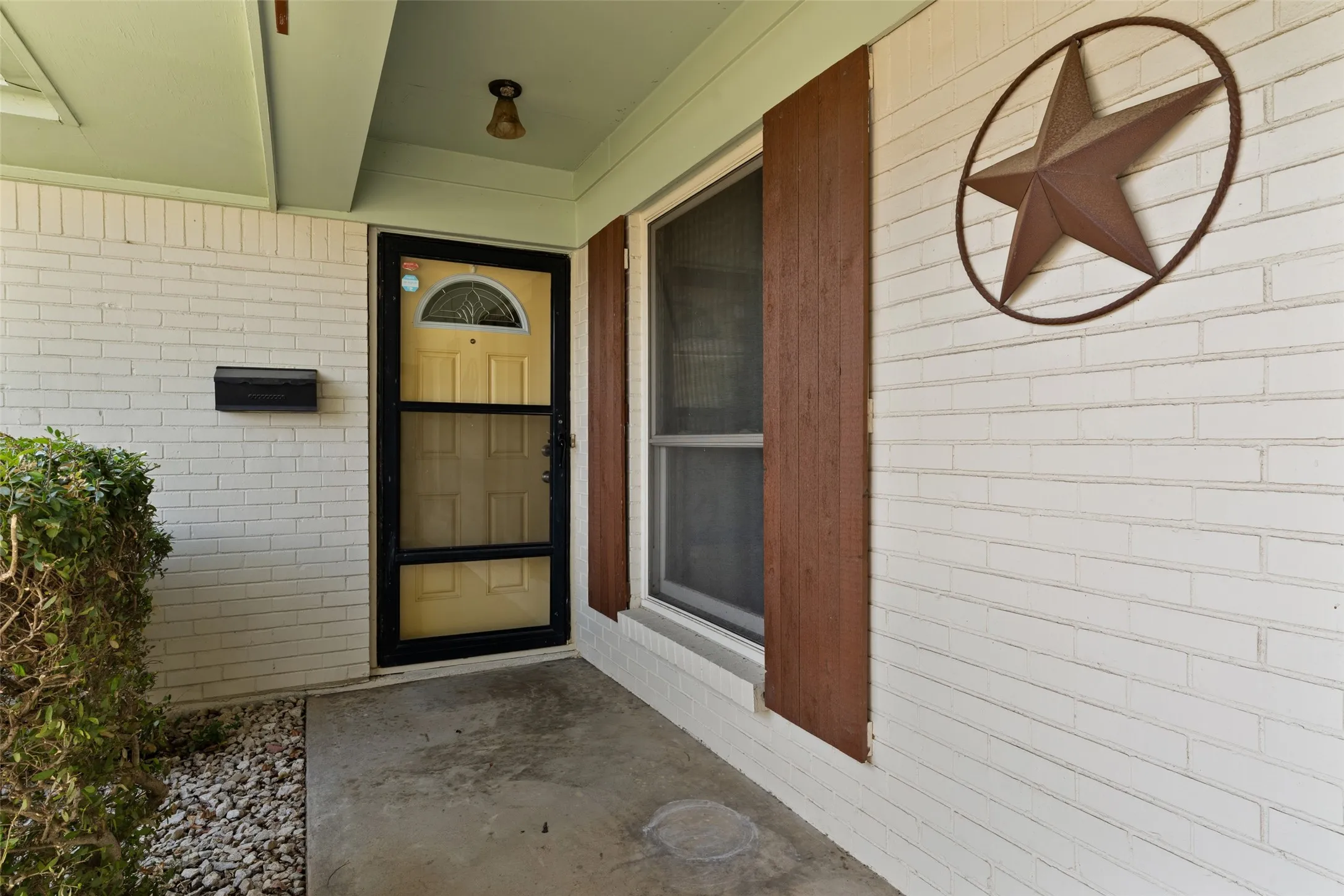 Duplex For Rent in Tarrant County , 4806 Inverness, Fort Worth, Texas 76132, 3 Bedroom, 2 Bathroom, Garage spaces, 1,524 Sqft, built in 1967, mls#21380960, Real Estate Agent in Fort Worth, Homes For Rent in Tarrant county, Homes For Rent in Fort Worth, Realtor in Fort Worth Texas, Real Estate Brokerage Independent Realty Texas, Luminita Cordes Realtor