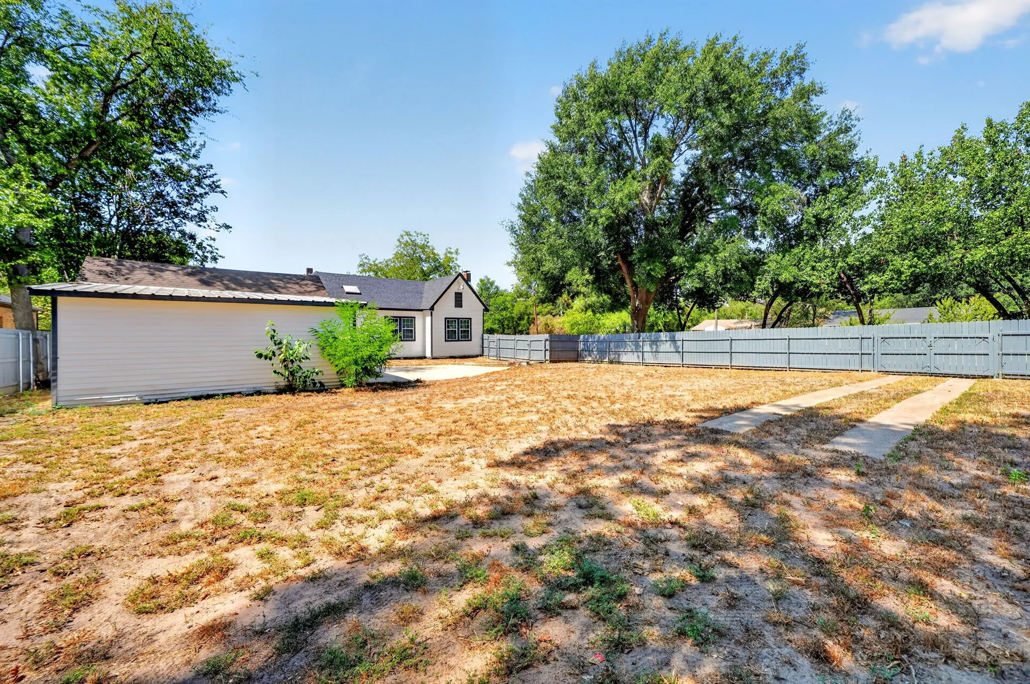 Single Family Residence For Sale in Kaufman County , 200 1st Street, Terrell, Texas 75160, 3 Bedroom, 2 Bathroom, 2 Garage spaces, 1,358 Sqft, built in 1936, mls#21373143, Real Estate Agent in Terrell, Homes For Sale in Kaufman county, Homes For Sale in Terrell, Realtor in Terrell Texas, Real Estate Brokerage Independent Realty Texas, Luminita Cordes Realtor
