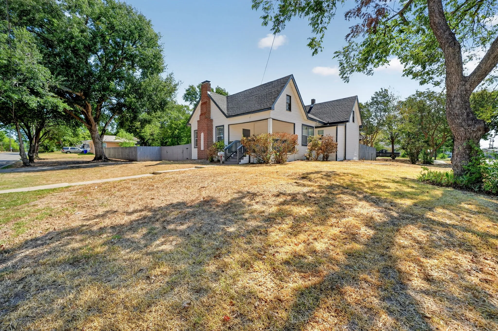 Single Family Residence For Sale in Kaufman County , 200 1st Street, Terrell, Texas 75160, 3 Bedroom, 2 Bathroom, 2 Garage spaces, 1,358 Sqft, built in 1936, mls#21373143, Real Estate Agent in Terrell, Homes For Sale in Kaufman county, Homes For Sale in Terrell, Realtor in Terrell Texas, Real Estate Brokerage Independent Realty Texas, Luminita Cordes Realtor