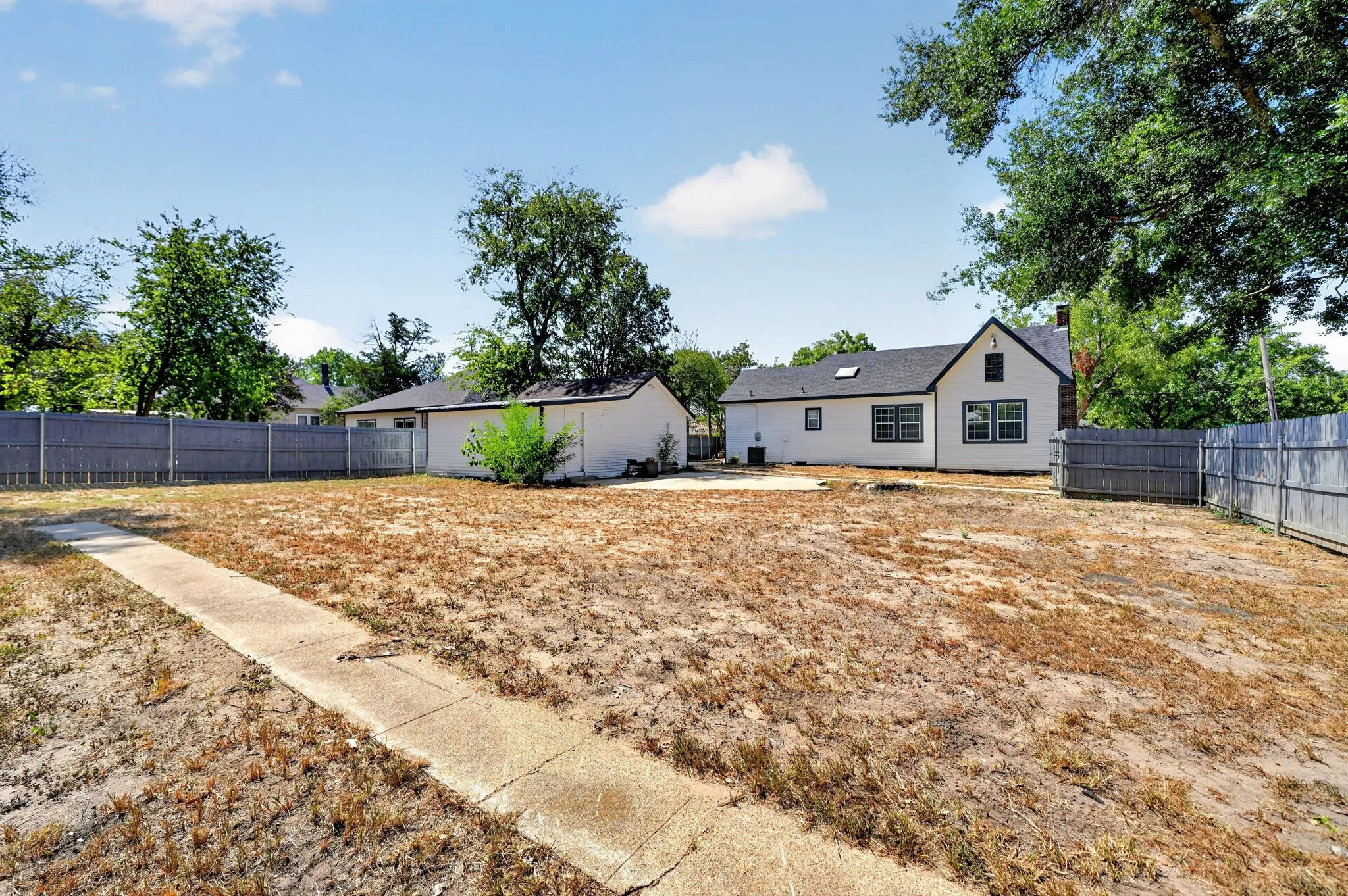 Single Family Residence For Sale in Kaufman County , 200 1st Street, Terrell, Texas 75160, 3 Bedroom, 2 Bathroom, 2 Garage spaces, 1,358 Sqft, built in 1936, mls#21373143, Real Estate Agent in Terrell, Homes For Sale in Kaufman county, Homes For Sale in Terrell, Realtor in Terrell Texas, Real Estate Brokerage Independent Realty Texas, Luminita Cordes Realtor