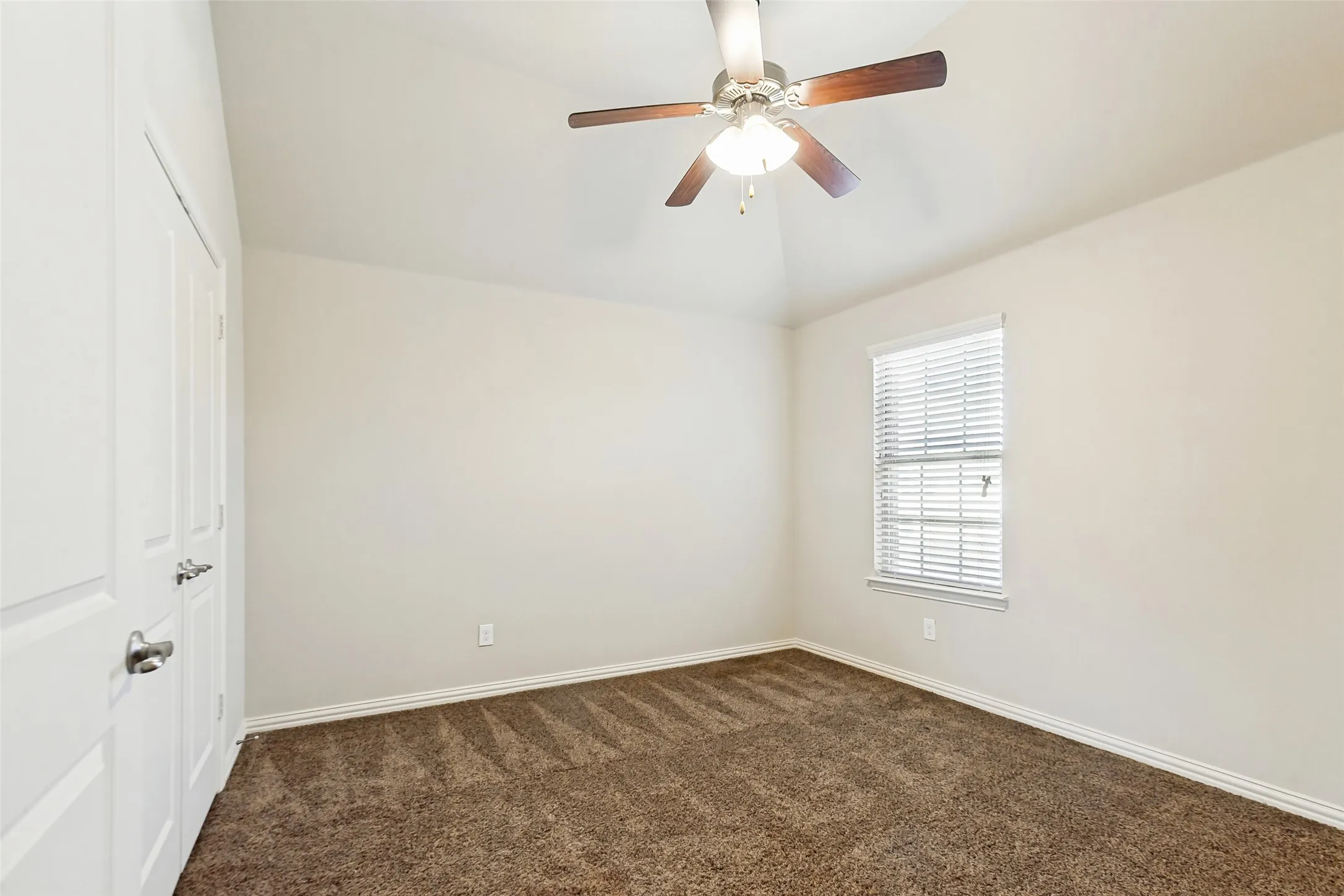 Single Family Residence For Sale in Collin County , 204 Whitewing Lane, Murphy, Texas 75094, 5 Bedroom, 4 Bathroom, 3 Garage spaces, 3,255 Sqft, built in 2015, mls#21380972, Real Estate Agent in Murphy, Homes For Sale in Collin county, Homes For Sale in Murphy, Realtor in Murphy Texas, Real Estate Brokerage Independent Realty Texas, Luminita Cordes Realtor
