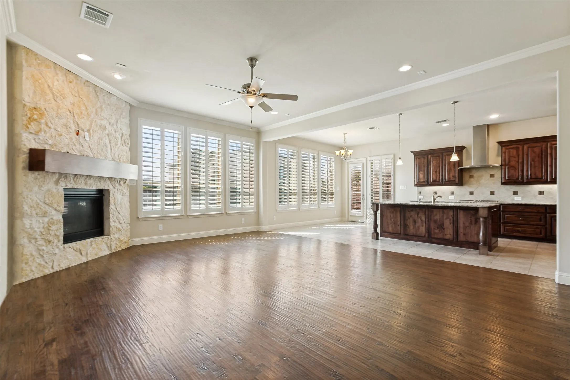 Single Family Residence For Sale in Collin County , 204 Whitewing Lane, Murphy, Texas 75094, 5 Bedroom, 4 Bathroom, 3 Garage spaces, 3,255 Sqft, built in 2015, mls#21380972, Real Estate Agent in Murphy, Homes For Sale in Collin county, Homes For Sale in Murphy, Realtor in Murphy Texas, Real Estate Brokerage Independent Realty Texas, Luminita Cordes Realtor