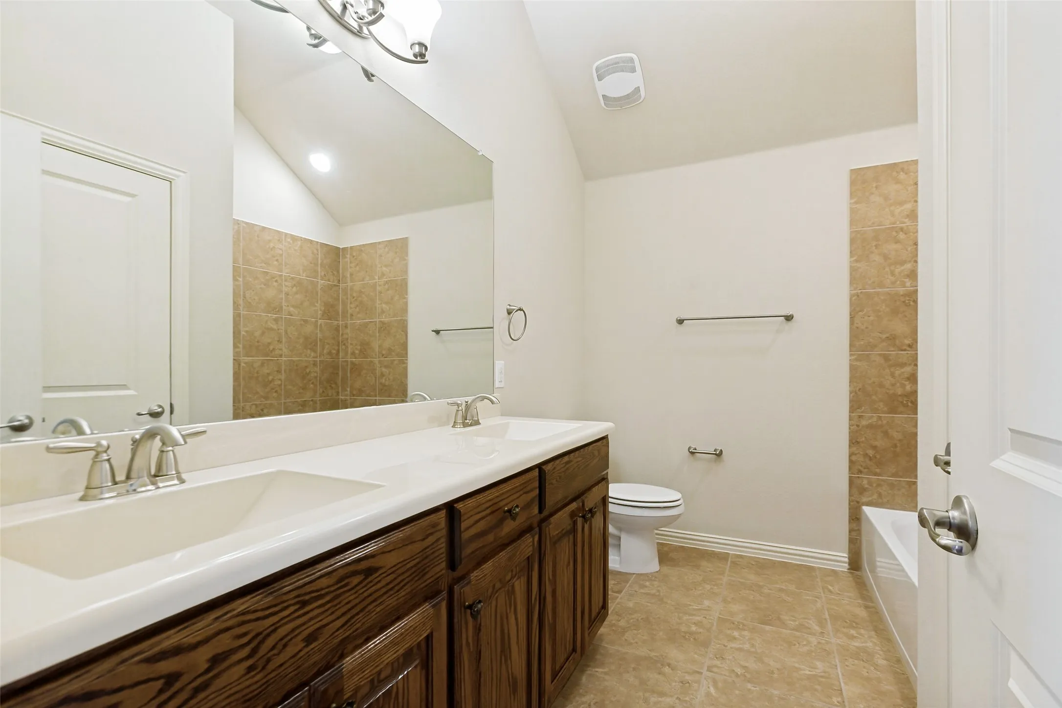 Single Family Residence For Sale in Collin County , 204 Whitewing Lane, Murphy, Texas 75094, 5 Bedroom, 4 Bathroom, 3 Garage spaces, 3,255 Sqft, built in 2015, mls#21380972, Real Estate Agent in Murphy, Homes For Sale in Collin county, Homes For Sale in Murphy, Realtor in Murphy Texas, Real Estate Brokerage Independent Realty Texas, Luminita Cordes Realtor