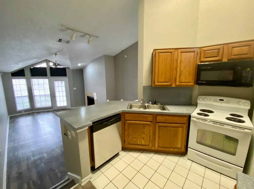 Apartment For Rent in Dallas County , 9823 Summerwood Circle 2002, Dallas, Texas 75243, 1 Bedroom, 1 Bathroom, 1 Garage spaces, 893 Sqft, built in 1985, mls#21380978, Real Estate Agent in Dallas, Homes For Rent in Dallas county, Homes For Rent in Dallas, Realtor in Dallas Texas, Real Estate Brokerage Independent Realty Texas, Luminita Cordes Realtor