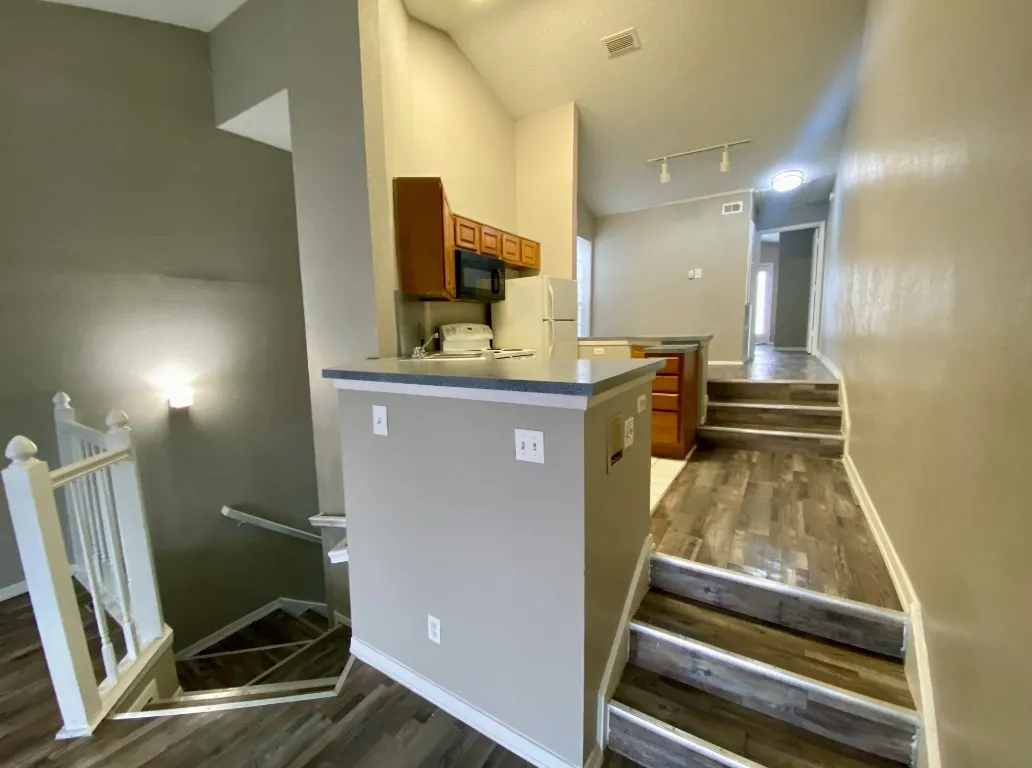 Apartment For Rent in Dallas County , 9823 Summerwood Circle 2002, Dallas, Texas 75243, 1 Bedroom, 1 Bathroom, 1 Garage spaces, 893 Sqft, built in 1985, mls#21380978, Real Estate Agent in Dallas, Homes For Rent in Dallas county, Homes For Rent in Dallas, Realtor in Dallas Texas, Real Estate Brokerage Independent Realty Texas, Luminita Cordes Realtor