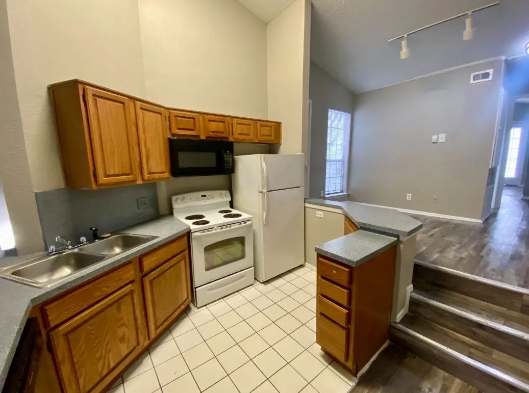Apartment For Rent in Dallas County , 9823 Summerwood Circle 2002, Dallas, Texas 75243, 1 Bedroom, 1 Bathroom, 1 Garage spaces, 893 Sqft, built in 1985, mls#21380978, Real Estate Agent in Dallas, Homes For Rent in Dallas county, Homes For Rent in Dallas, Realtor in Dallas Texas, Real Estate Brokerage Independent Realty Texas, Luminita Cordes Realtor