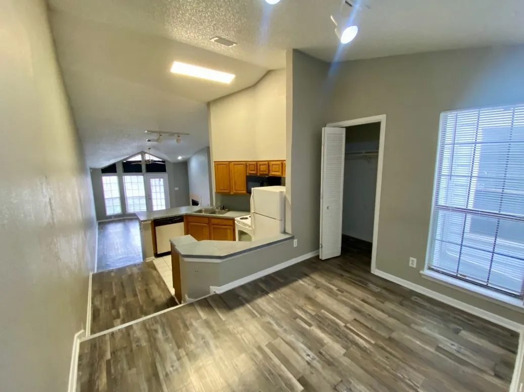 Apartment For Rent in Dallas County , 9823 Summerwood Circle 2002, Dallas, Texas 75243, 1 Bedroom, 1 Bathroom, 1 Garage spaces, 893 Sqft, built in 1985, mls#21380978, Real Estate Agent in Dallas, Homes For Rent in Dallas county, Homes For Rent in Dallas, Realtor in Dallas Texas, Real Estate Brokerage Independent Realty Texas, Luminita Cordes Realtor