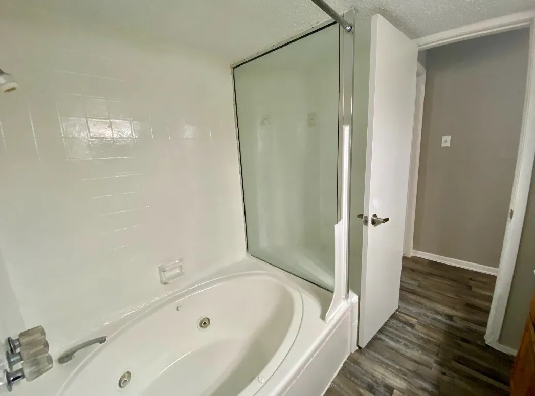 Apartment For Rent in Dallas County , 9823 Summerwood Circle 2002, Dallas, Texas 75243, 1 Bedroom, 1 Bathroom, 1 Garage spaces, 893 Sqft, built in 1985, mls#21380978, Real Estate Agent in Dallas, Homes For Rent in Dallas county, Homes For Rent in Dallas, Realtor in Dallas Texas, Real Estate Brokerage Independent Realty Texas, Luminita Cordes Realtor