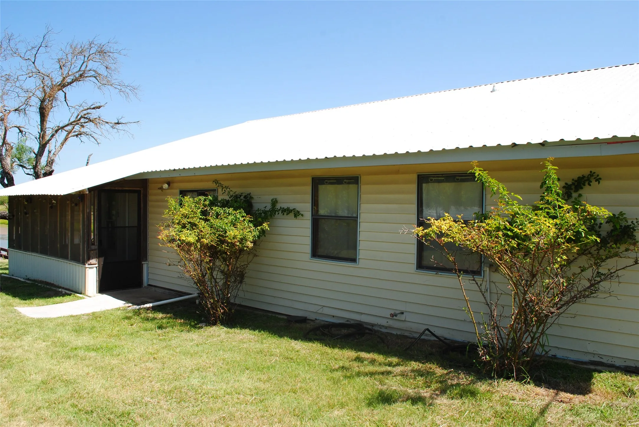 Single Family Residence For Sale in Mills County , 73 109, Goldthwaite, Texas 76844, 4 Bedroom, 3 Bathroom, Garage spaces, 2,240 Sqft, built in 1986, mls#21380993, Real Estate Agent in Goldthwaite, Homes For Sale in Mills county, Homes For Sale in Goldthwaite, Realtor in Goldthwaite Texas, Real Estate Brokerage Independent Realty Texas, Luminita Cordes Realtor