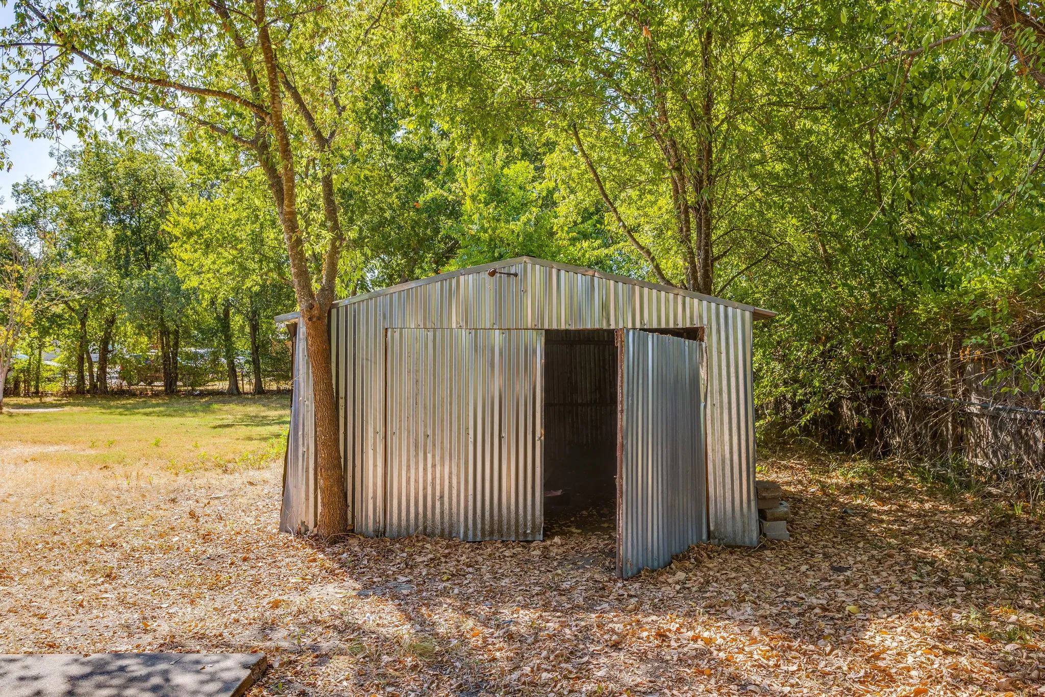 Single Family Residence For Sale in Johnson County , 407 Ada Street, Cleburne, Texas 76031, 3 Bedroom, 2 Bathroom, Garage spaces, 1,136 Sqft, built in 1953, mls#21380566, Real Estate Agent in Cleburne, Homes For Sale in Johnson county, Homes For Sale in Cleburne, Realtor in Cleburne Texas, Real Estate Brokerage Independent Realty Texas, Luminita Cordes Realtor