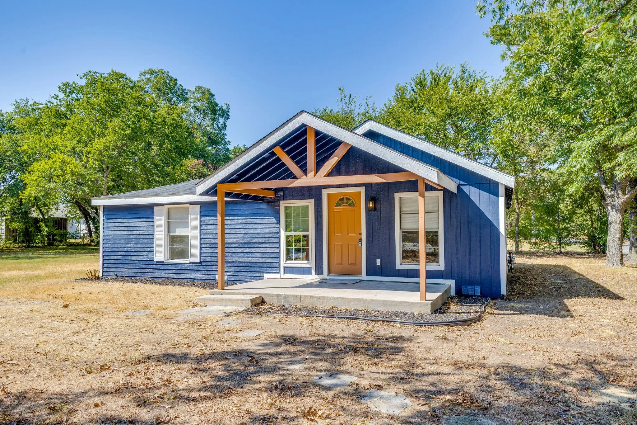 Single Family Residence For Sale in Johnson County , 407 Ada Street, Cleburne, Texas 76031, 3 Bedroom, 2 Bathroom, Garage spaces, 1,136 Sqft, built in 1953, mls#21380566, Real Estate Agent in Cleburne, Homes For Sale in Johnson county, Homes For Sale in Cleburne, Realtor in Cleburne Texas, Real Estate Brokerage Independent Realty Texas, Luminita Cordes Realtor