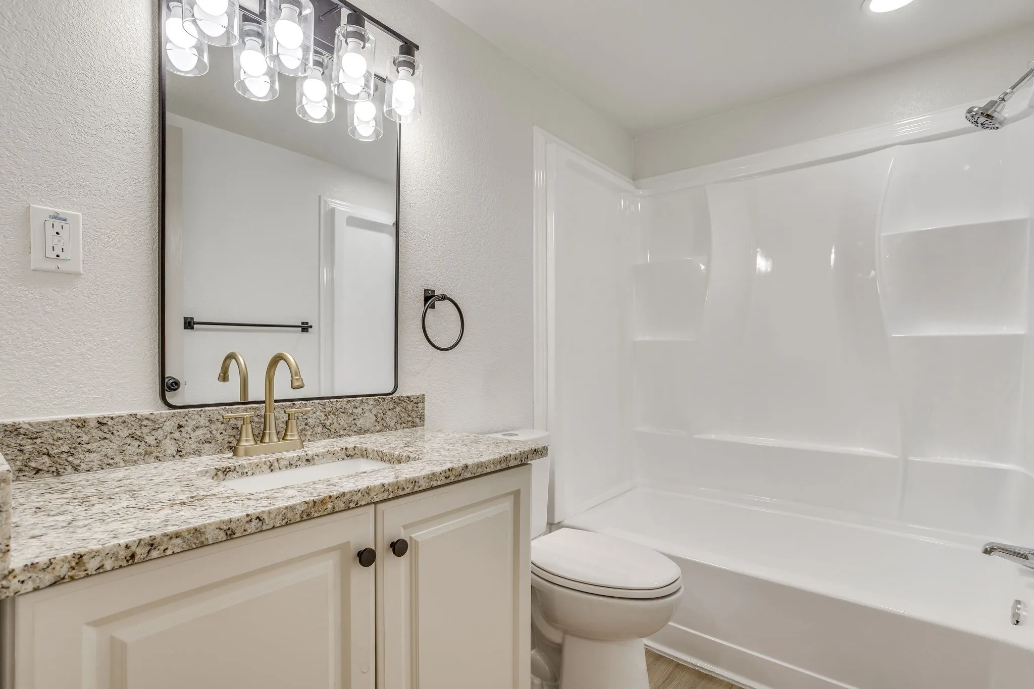 Single Family Residence For Sale in Johnson County , 407 Ada Street, Cleburne, Texas 76031, 3 Bedroom, 2 Bathroom, Garage spaces, 1,136 Sqft, built in 1953, mls#21380566, Real Estate Agent in Cleburne, Homes For Sale in Johnson county, Homes For Sale in Cleburne, Realtor in Cleburne Texas, Real Estate Brokerage Independent Realty Texas, Luminita Cordes Realtor
