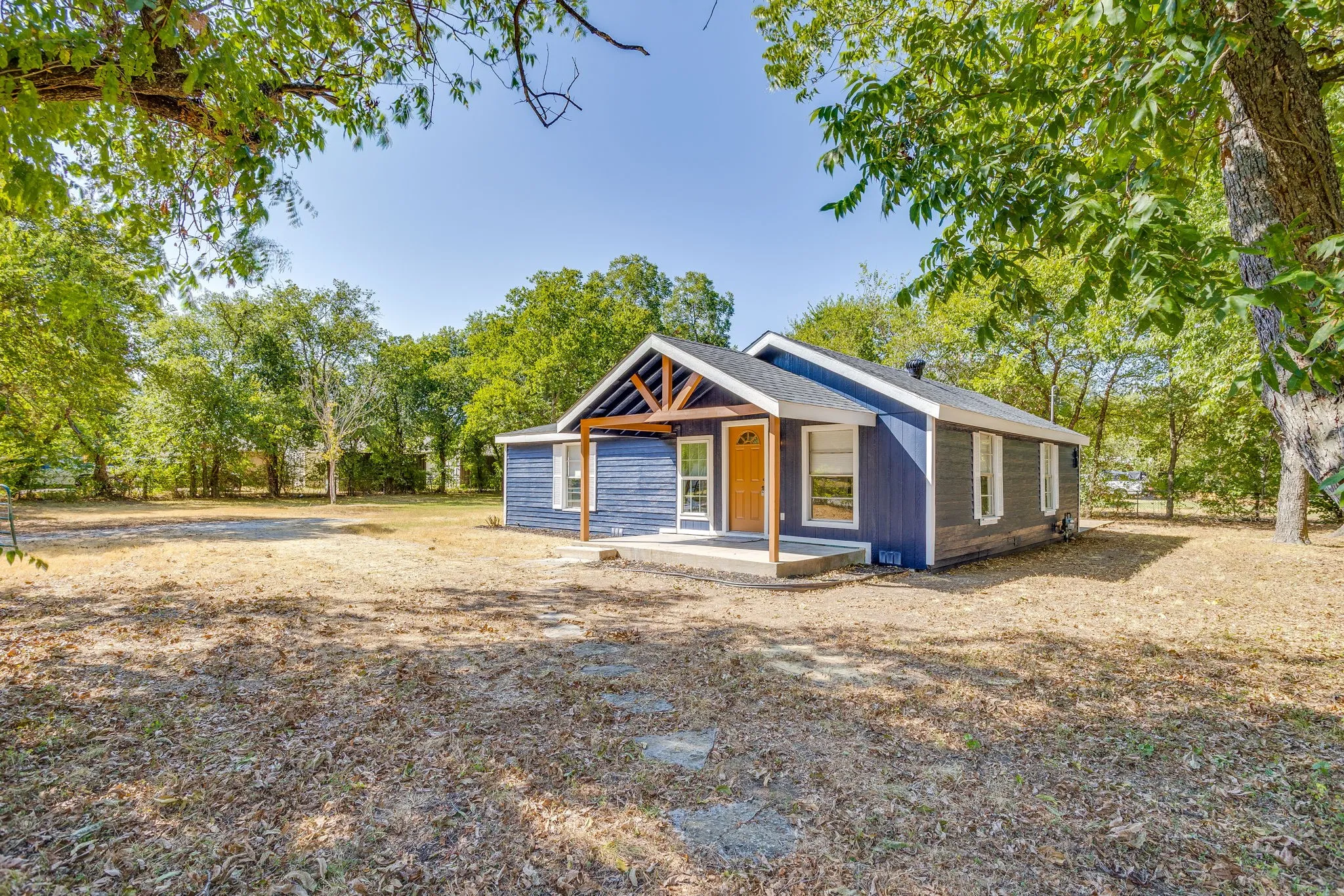 Single Family Residence For Sale in Johnson County , 407 Ada Street, Cleburne, Texas 76031, 3 Bedroom, 2 Bathroom, Garage spaces, 1,136 Sqft, built in 1953, mls#21380566, Real Estate Agent in Cleburne, Homes For Sale in Johnson county, Homes For Sale in Cleburne, Realtor in Cleburne Texas, Real Estate Brokerage Independent Realty Texas, Luminita Cordes Realtor