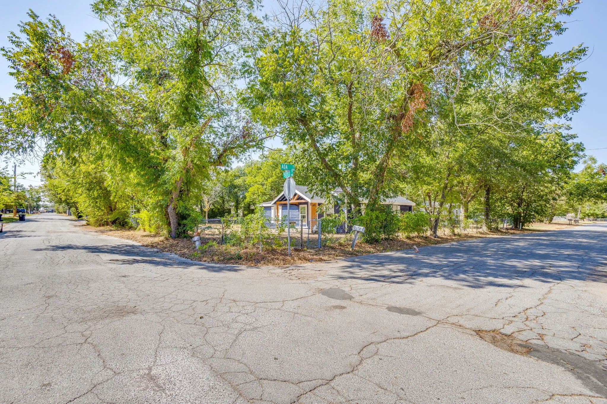 Single Family Residence For Sale in Johnson County , 407 Ada Street, Cleburne, Texas 76031, 3 Bedroom, 2 Bathroom, Garage spaces, 1,136 Sqft, built in 1953, mls#21380566, Real Estate Agent in Cleburne, Homes For Sale in Johnson county, Homes For Sale in Cleburne, Realtor in Cleburne Texas, Real Estate Brokerage Independent Realty Texas, Luminita Cordes Realtor