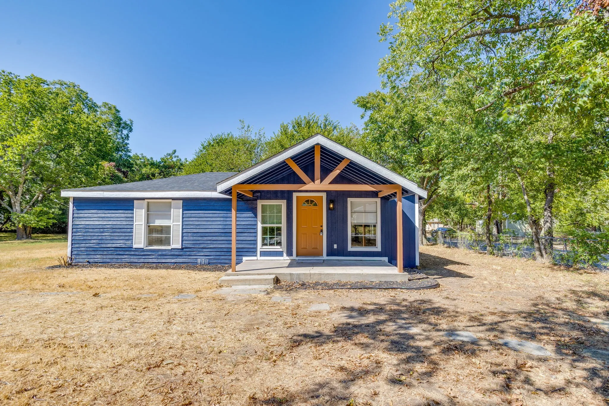 Single Family Residence For Sale in Johnson County , 407 Ada Street, Cleburne, Texas 76031, 3 Bedroom, 2 Bathroom, Garage spaces, 1,136 Sqft, built in 1953, mls#21380566, Real Estate Agent in Cleburne, Homes For Sale in Johnson county, Homes For Sale in Cleburne, Realtor in Cleburne Texas, Real Estate Brokerage Independent Realty Texas, Luminita Cordes Realtor