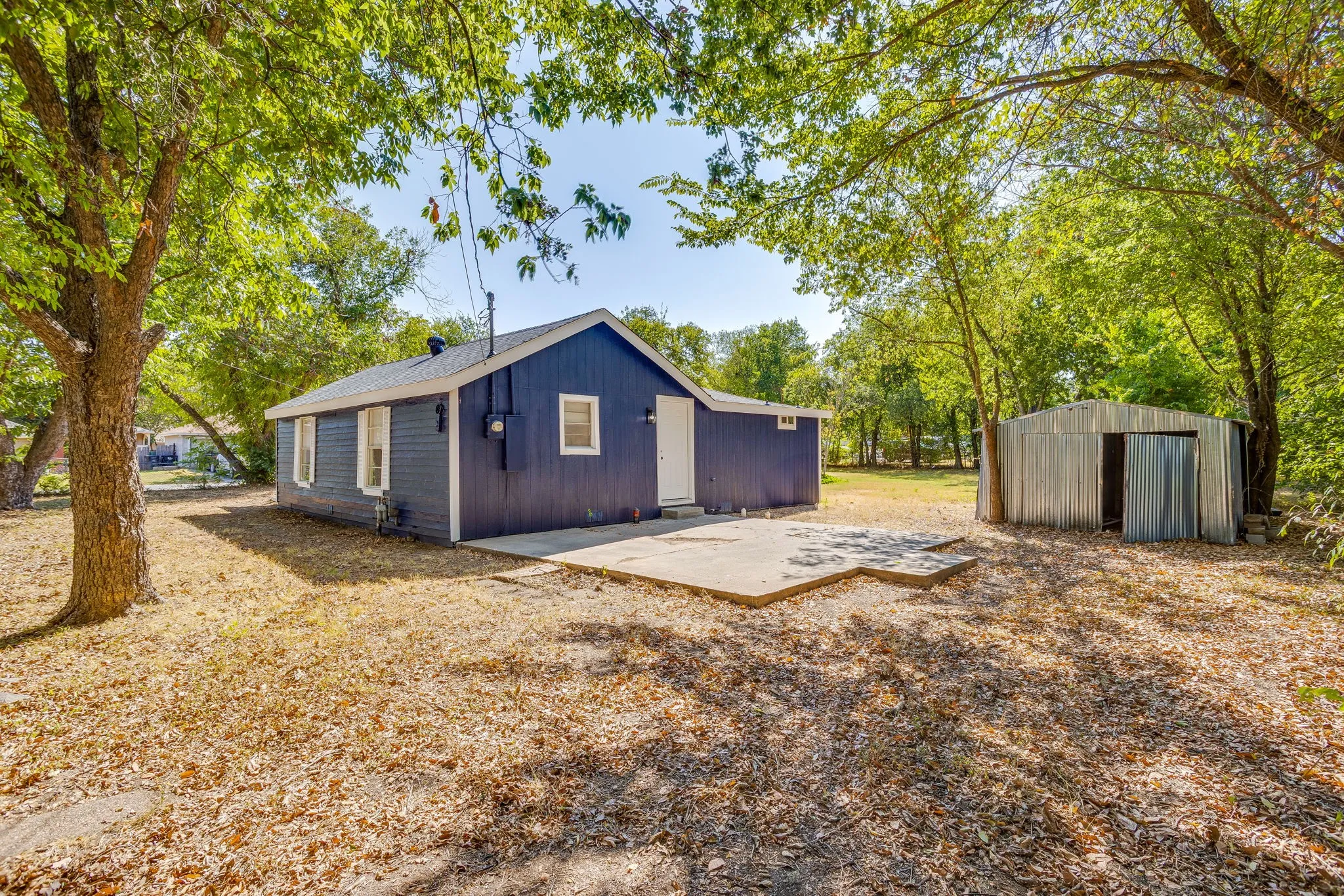 Single Family Residence For Sale in Johnson County , 407 Ada Street, Cleburne, Texas 76031, 3 Bedroom, 2 Bathroom, Garage spaces, 1,136 Sqft, built in 1953, mls#21380566, Real Estate Agent in Cleburne, Homes For Sale in Johnson county, Homes For Sale in Cleburne, Realtor in Cleburne Texas, Real Estate Brokerage Independent Realty Texas, Luminita Cordes Realtor