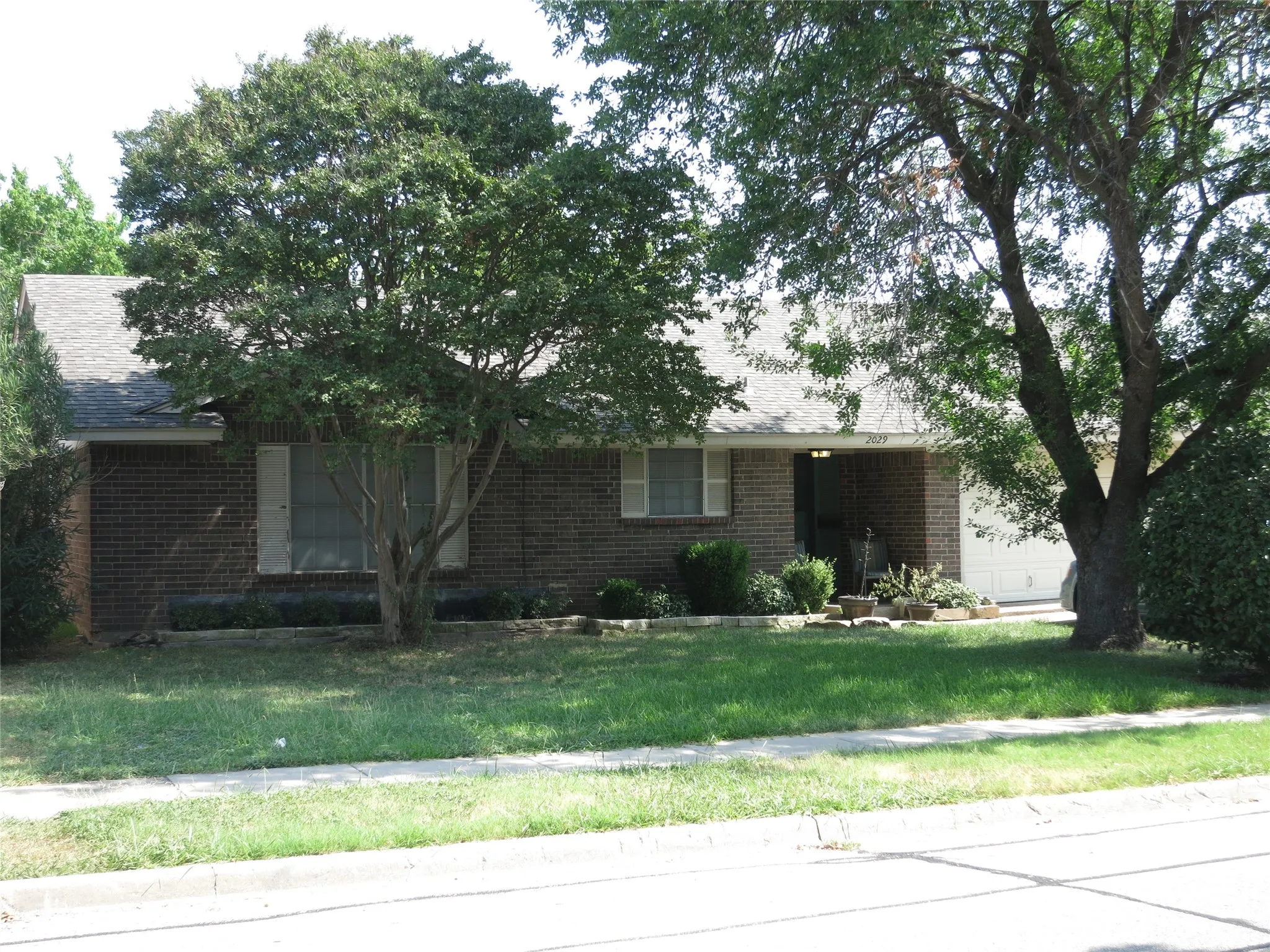 Single Family Residence For Sale in Denton County , 2029 Shenandoah, Carrollton, Texas 75007, 3 Bedroom, 2 Bathroom, 2 Garage spaces, 1,432 Sqft, built in 1973, mls#21381015, Real Estate Agent in Carrollton, Homes For Sale in Denton county, Homes For Sale in Carrollton, Realtor in Carrollton Texas, Real Estate Brokerage Independent Realty Texas, Luminita Cordes Realtor