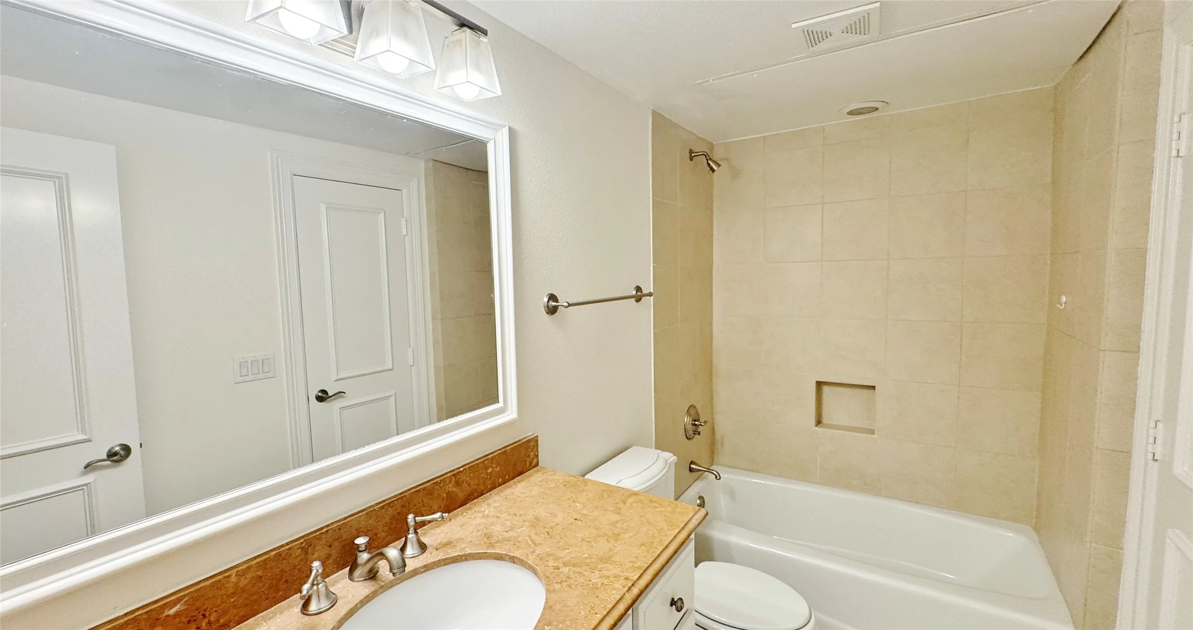 Townhouse For Rent in Dallas County , 4148 Grassmere Lane 4A, University Park, Texas 75205, 4 Bedroom, 4 Bathroom, 2 Garage spaces, 2,124 Sqft, built in 2007, mls#21381011, Real Estate Agent in University Park, Homes For Rent in Dallas county, Homes For Rent in University Park, Realtor in University Park Texas, Real Estate Brokerage Independent Realty Texas, Luminita Cordes Realtor