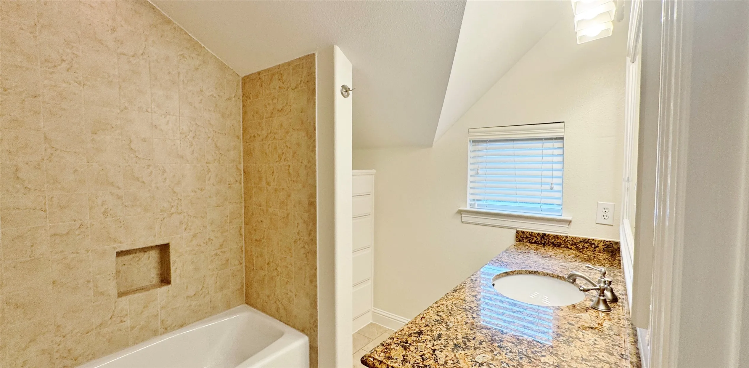 Townhouse For Rent in Dallas County , 4148 Grassmere Lane 4A, University Park, Texas 75205, 4 Bedroom, 4 Bathroom, 2 Garage spaces, 2,124 Sqft, built in 2007, mls#21381011, Real Estate Agent in University Park, Homes For Rent in Dallas county, Homes For Rent in University Park, Realtor in University Park Texas, Real Estate Brokerage Independent Realty Texas, Luminita Cordes Realtor