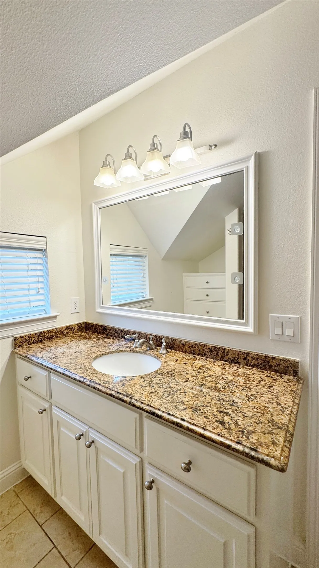 Townhouse For Rent in Dallas County , 4148 Grassmere Lane 4A, University Park, Texas 75205, 4 Bedroom, 4 Bathroom, 2 Garage spaces, 2,124 Sqft, built in 2007, mls#21381011, Real Estate Agent in University Park, Homes For Rent in Dallas county, Homes For Rent in University Park, Realtor in University Park Texas, Real Estate Brokerage Independent Realty Texas, Luminita Cordes Realtor