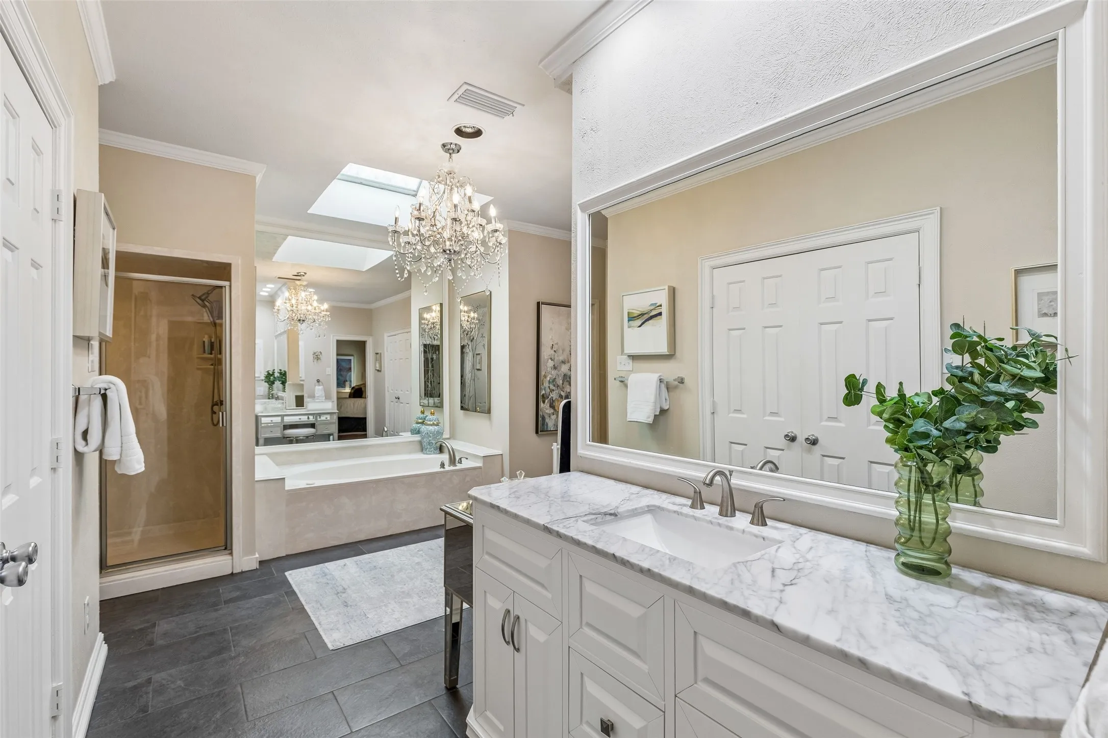 Single Family Residence For Sale in Dallas County , 9631 Hilldale Drive, Dallas, Texas 75231, 5 Bedroom, 7 Bathroom, 3 Garage spaces, 5,586 Sqft, built in 1979, mls#21380614, Real Estate Agent in Dallas, Homes For Sale in Dallas county, Homes For Sale in Dallas, Realtor in Dallas Texas, Real Estate Brokerage Independent Realty Texas, Luminita Cordes Realtor