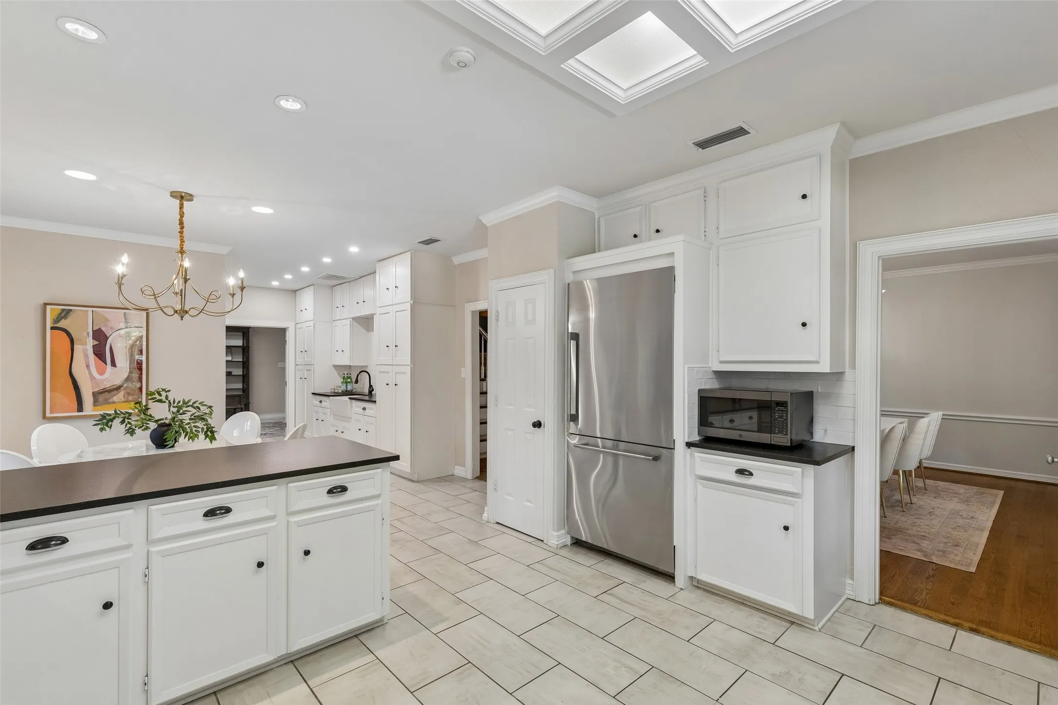 Single Family Residence For Sale in Dallas County , 9631 Hilldale Drive, Dallas, Texas 75231, 5 Bedroom, 7 Bathroom, 3 Garage spaces, 5,586 Sqft, built in 1979, mls#21380614, Real Estate Agent in Dallas, Homes For Sale in Dallas county, Homes For Sale in Dallas, Realtor in Dallas Texas, Real Estate Brokerage Independent Realty Texas, Luminita Cordes Realtor