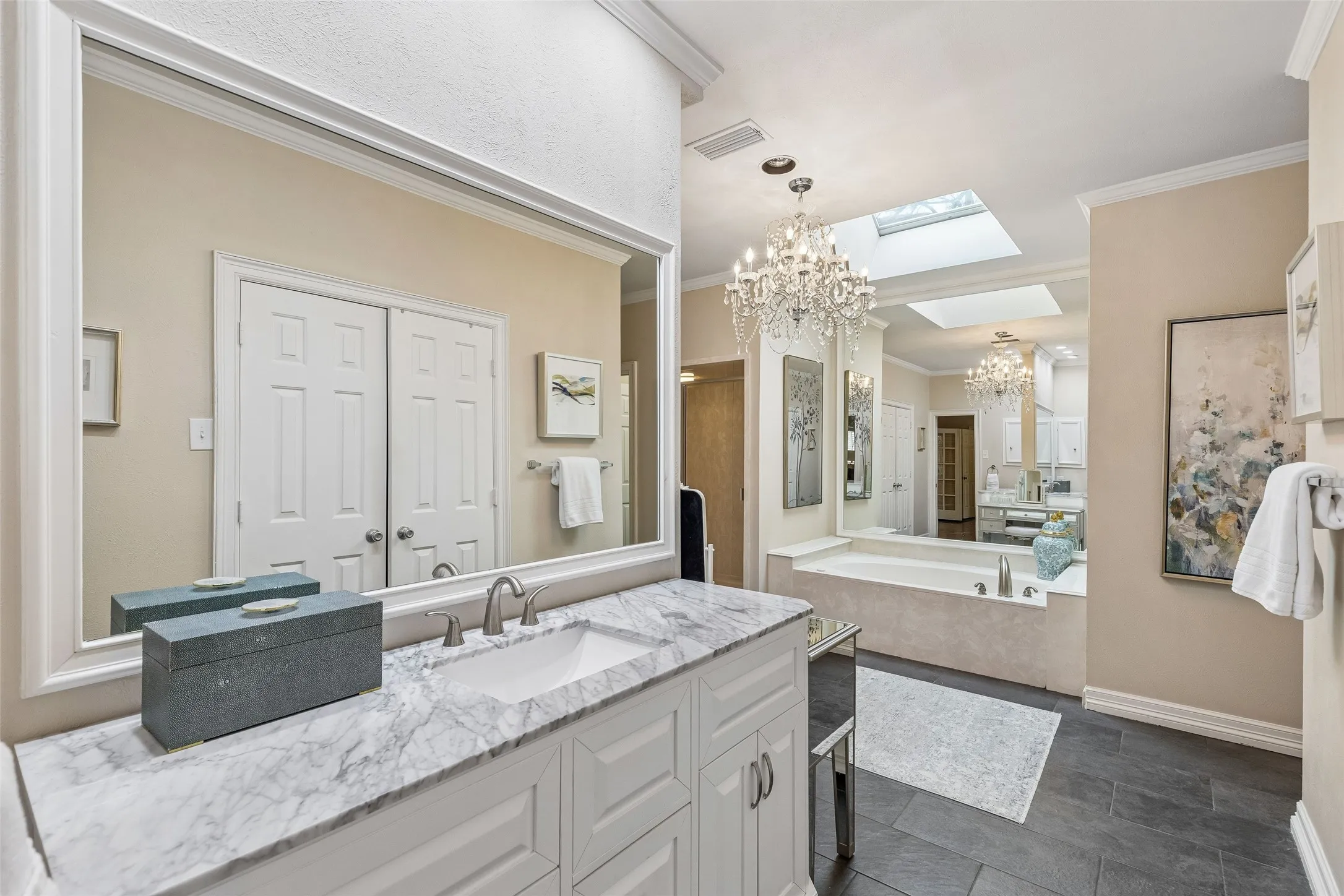 Single Family Residence For Sale in Dallas County , 9631 Hilldale Drive, Dallas, Texas 75231, 5 Bedroom, 7 Bathroom, 3 Garage spaces, 5,586 Sqft, built in 1979, mls#21380614, Real Estate Agent in Dallas, Homes For Sale in Dallas county, Homes For Sale in Dallas, Realtor in Dallas Texas, Real Estate Brokerage Independent Realty Texas, Luminita Cordes Realtor