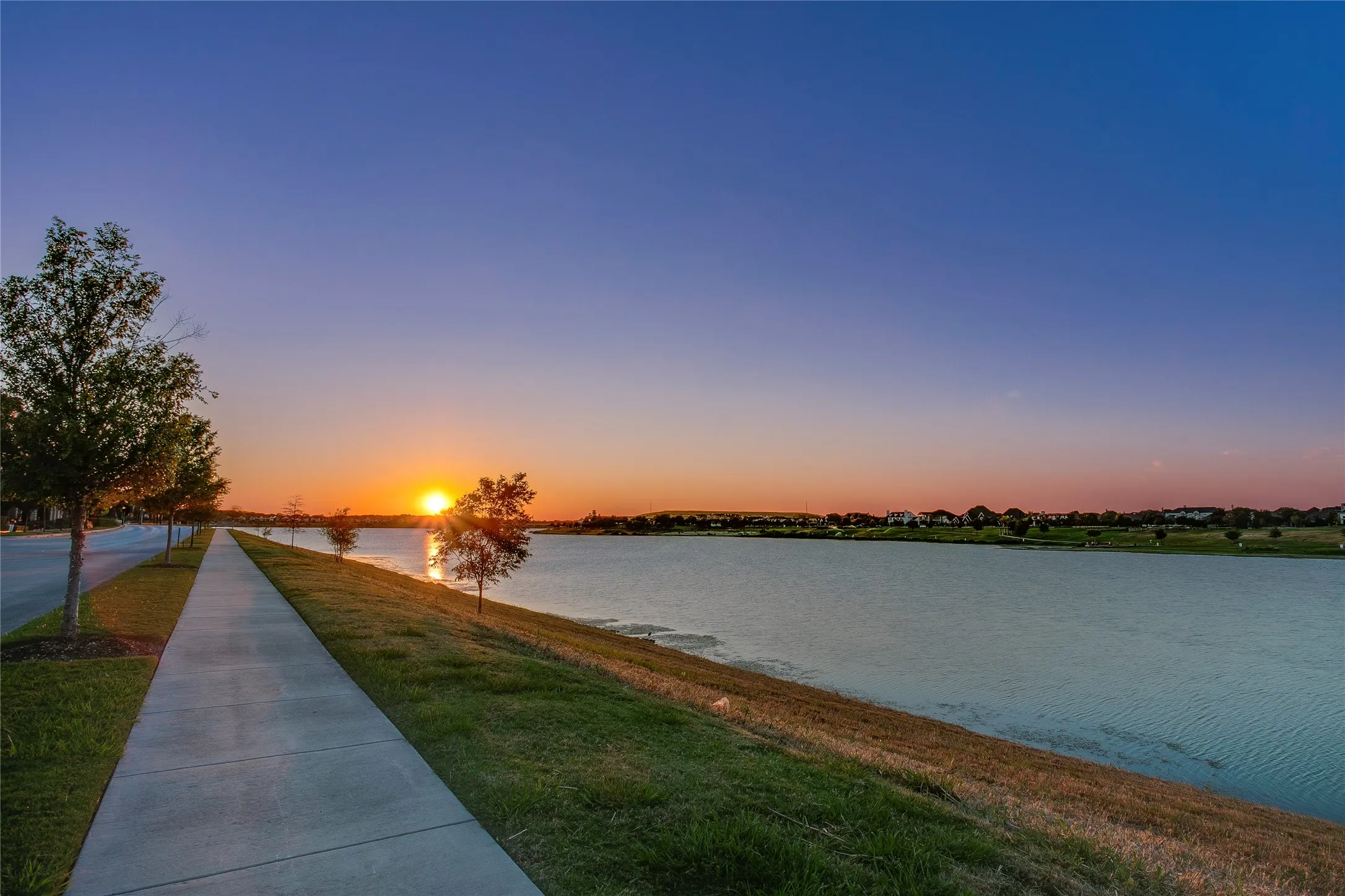 Single Family Residence For Sale in Tarrant County , 1332 Island Vista Drive, Arlington, Texas 76005, 5 Bedroom, 6 Bathroom, 3 Garage spaces, 4,565 Sqft, built in 2021, mls#21374197, Real Estate Agent in Arlington, Homes For Sale in Tarrant county, Homes For Sale in Arlington, Realtor in Arlington Texas, Real Estate Brokerage Independent Realty Texas, Luminita Cordes Realtor