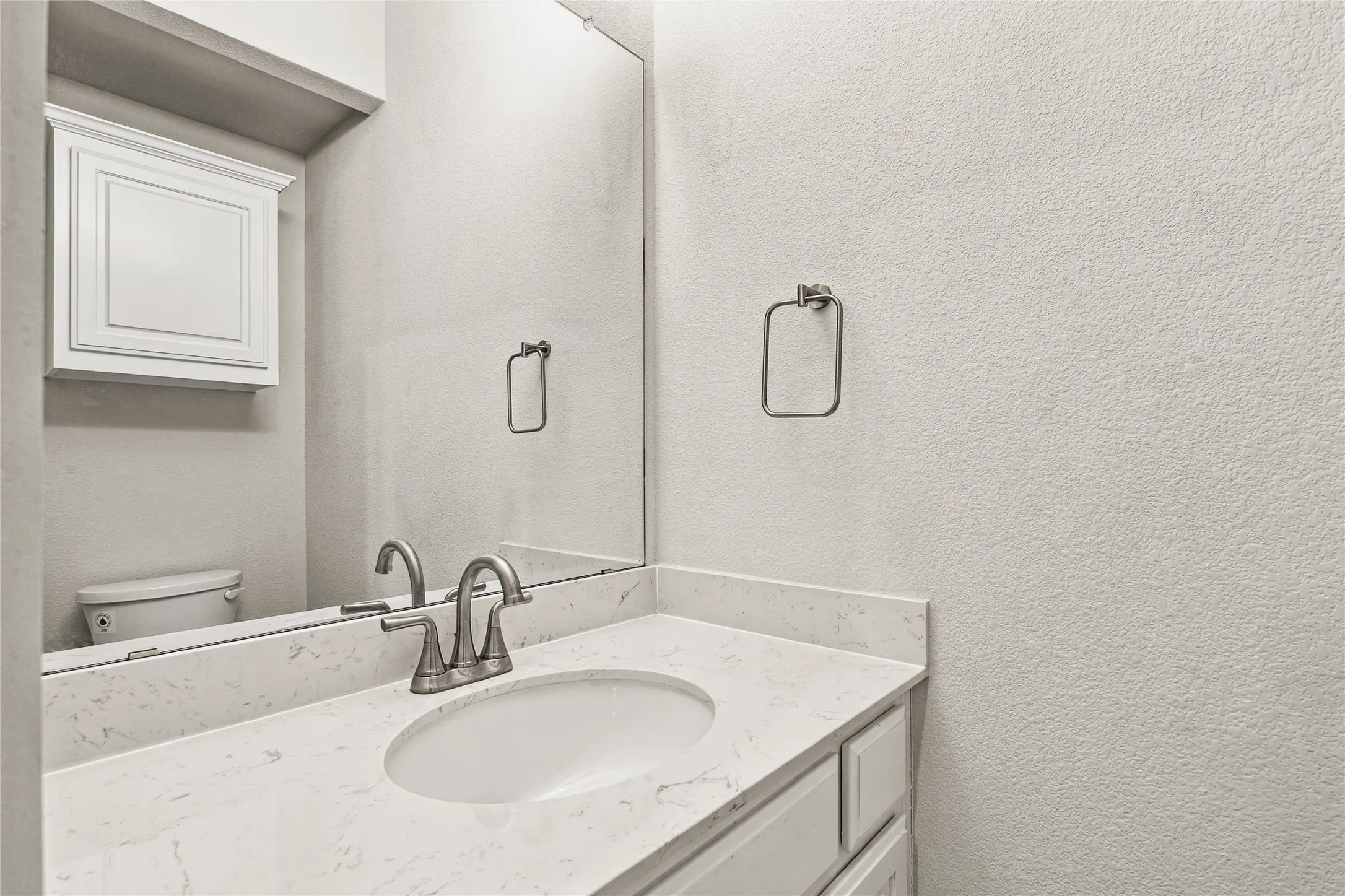 1/2 guest bath downstairs