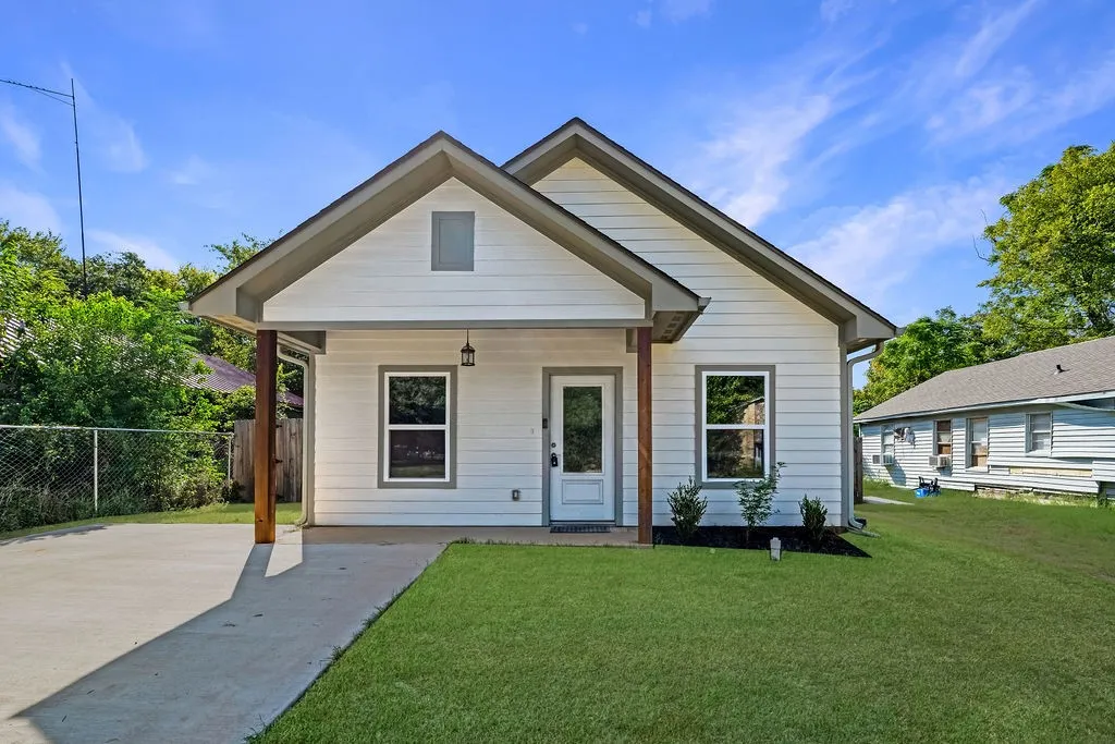 Single Family Residence For Sale in Smith County , 204 Bradford Avenue, Arp, Texas 75750, 2 Bedroom, 2 Bathroom, Garage spaces, 1,012 Sqft, built in 2024, mls#21380474, Real Estate Agent in Arp, Homes For Sale in Smith county, Homes For Sale in Arp, Realtor in Arp Texas, Real Estate Brokerage Independent Realty Texas, Luminita Cordes Realtor
