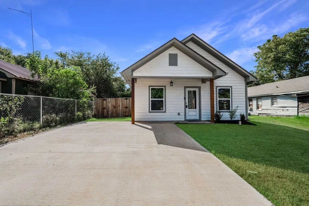 Single Family Residence For Sale in Smith County , 204 Bradford Avenue, Arp, Texas 75750, 2 Bedroom, 2 Bathroom, Garage spaces, 1,012 Sqft, built in 2024, mls#21380474, Real Estate Agent in Arp, Homes For Sale in Smith county, Homes For Sale in Arp, Realtor in Arp Texas, Real Estate Brokerage Independent Realty Texas, Luminita Cordes Realtor