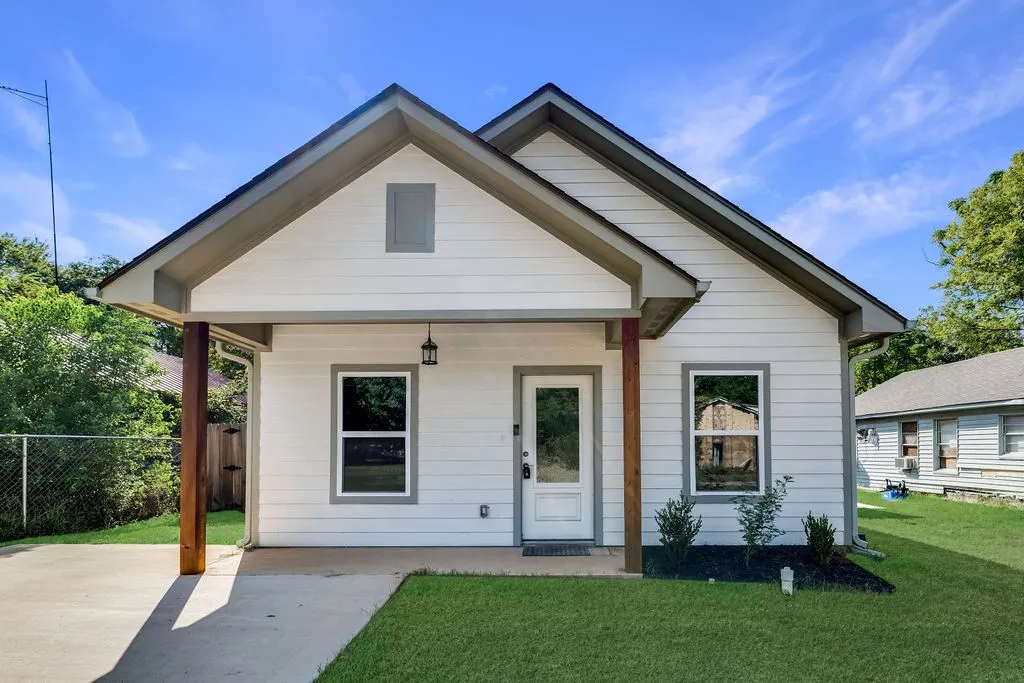 Single Family Residence For Sale in Smith County , 204 Bradford Avenue, Arp, Texas 75750, 2 Bedroom, 2 Bathroom, Garage spaces, 1,012 Sqft, built in 2024, mls#21380474, Real Estate Agent in Arp, Homes For Sale in Smith county, Homes For Sale in Arp, Realtor in Arp Texas, Real Estate Brokerage Independent Realty Texas, Luminita Cordes Realtor