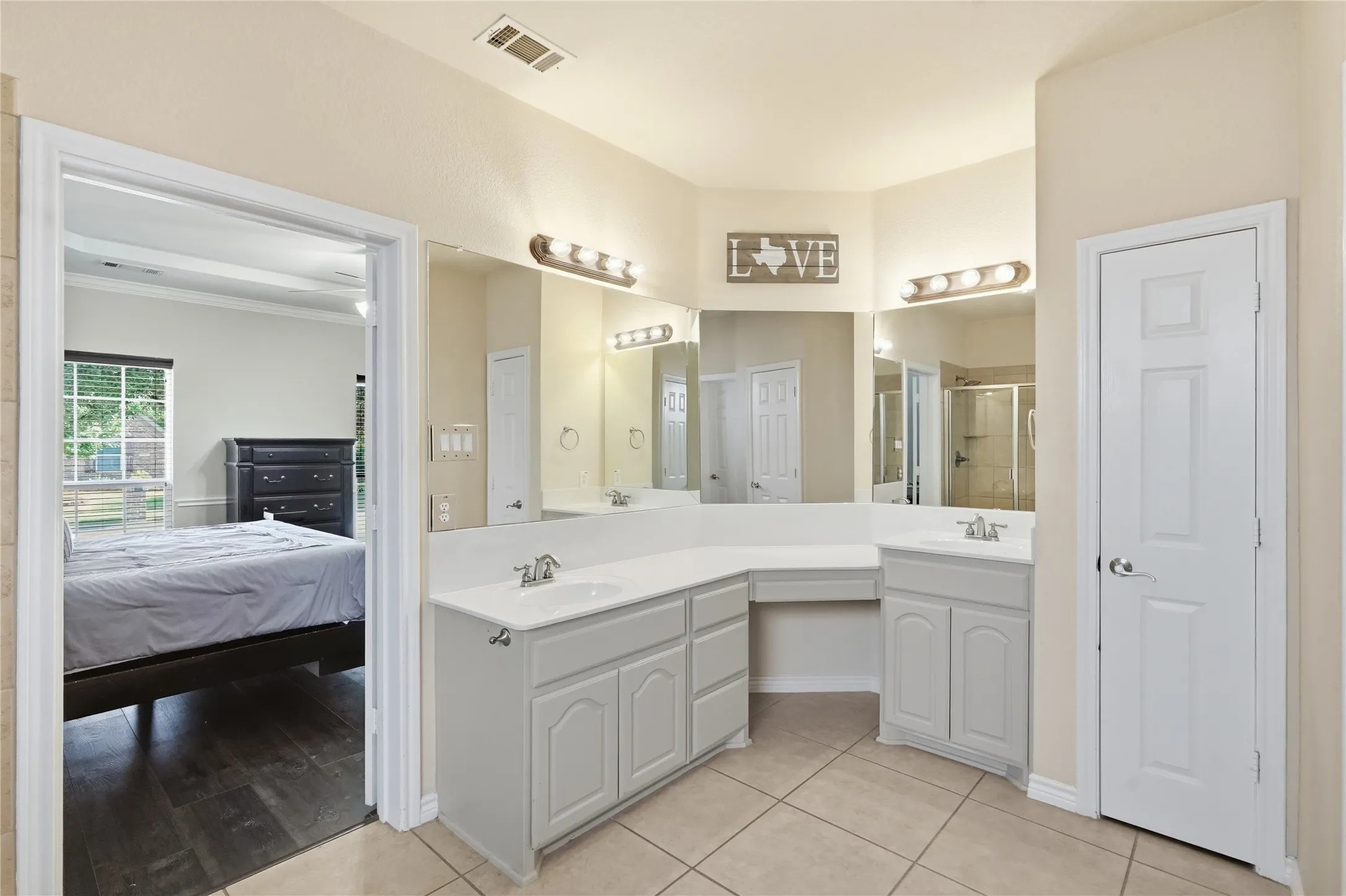 Single Family Residence For Sale in Denton County , 1565 Dutch Hollow Drive, Frisco, Texas 75033, 5 Bedroom, 4 Bathroom, 2 Garage spaces, 3,850 Sqft, built in 2009, mls#21380980, Real Estate Agent in Frisco, Homes For Sale in Denton county, Homes For Sale in Frisco, Realtor in Frisco Texas, Real Estate Brokerage Independent Realty Texas, Luminita Cordes Realtor