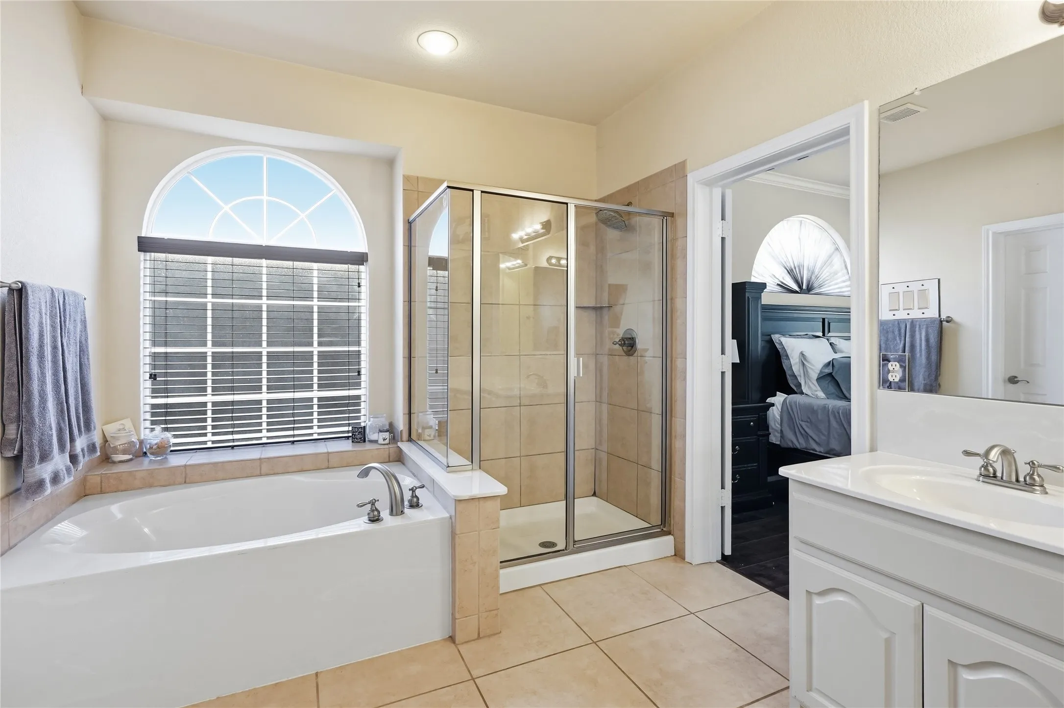 Single Family Residence For Sale in Denton County , 1565 Dutch Hollow Drive, Frisco, Texas 75033, 5 Bedroom, 4 Bathroom, 2 Garage spaces, 3,850 Sqft, built in 2009, mls#21380980, Real Estate Agent in Frisco, Homes For Sale in Denton county, Homes For Sale in Frisco, Realtor in Frisco Texas, Real Estate Brokerage Independent Realty Texas, Luminita Cordes Realtor