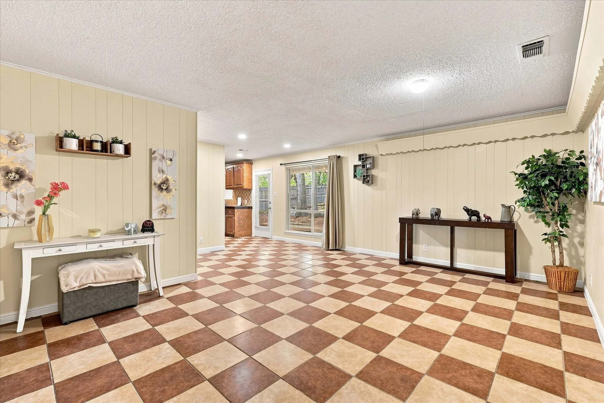 Single Family Residence For Sale in Tarrant County , 1813 Barron Lane, Fort Worth, Texas 76112, 4 Bedroom, 2 Bathroom, 2 Garage spaces, 1,513 Sqft, built in 1962, mls#21375859, Real Estate Agent in Fort Worth, Homes For Sale in Tarrant county, Homes For Sale in Fort Worth, Realtor in Fort Worth Texas, Real Estate Brokerage Independent Realty Texas, Luminita Cordes Realtor