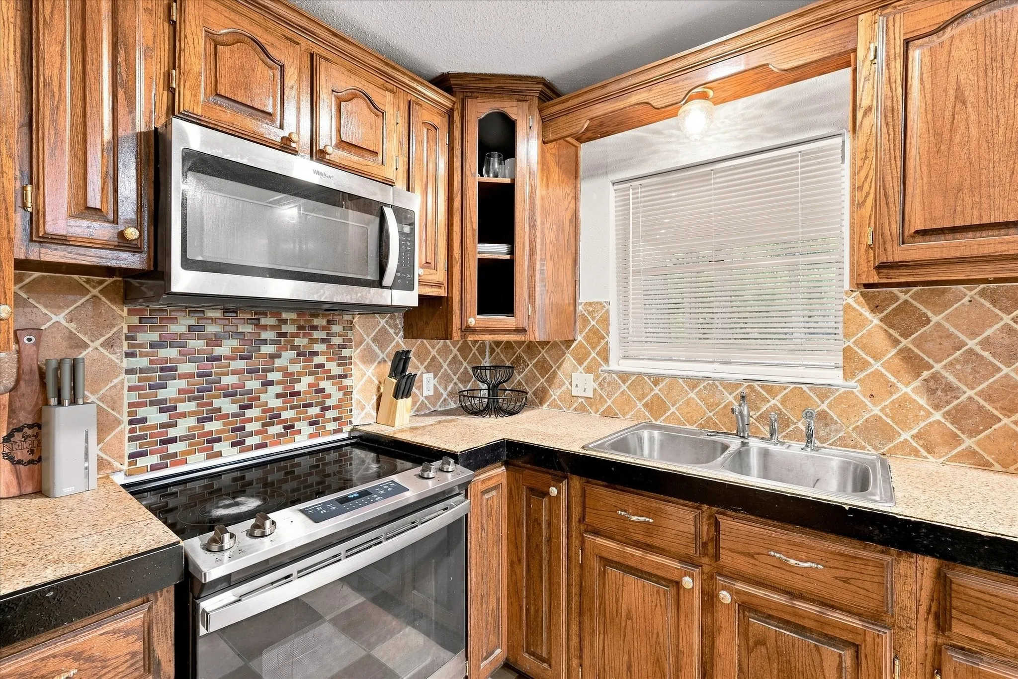 Single Family Residence For Sale in Tarrant County , 1813 Barron Lane, Fort Worth, Texas 76112, 4 Bedroom, 2 Bathroom, 2 Garage spaces, 1,513 Sqft, built in 1962, mls#21375859, Real Estate Agent in Fort Worth, Homes For Sale in Tarrant county, Homes For Sale in Fort Worth, Realtor in Fort Worth Texas, Real Estate Brokerage Independent Realty Texas, Luminita Cordes Realtor