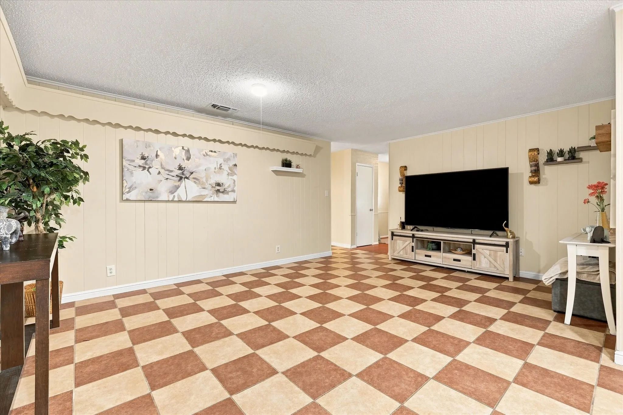 Single Family Residence For Sale in Tarrant County , 1813 Barron Lane, Fort Worth, Texas 76112, 4 Bedroom, 2 Bathroom, 2 Garage spaces, 1,513 Sqft, built in 1962, mls#21375859, Real Estate Agent in Fort Worth, Homes For Sale in Tarrant county, Homes For Sale in Fort Worth, Realtor in Fort Worth Texas, Real Estate Brokerage Independent Realty Texas, Luminita Cordes Realtor
