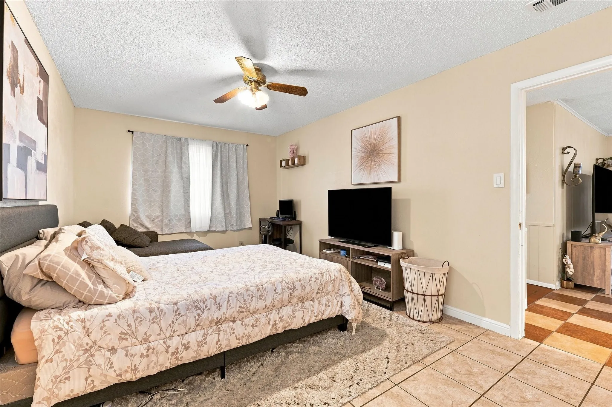 Single Family Residence For Sale in Tarrant County , 1813 Barron Lane, Fort Worth, Texas 76112, 4 Bedroom, 2 Bathroom, 2 Garage spaces, 1,513 Sqft, built in 1962, mls#21375859, Real Estate Agent in Fort Worth, Homes For Sale in Tarrant county, Homes For Sale in Fort Worth, Realtor in Fort Worth Texas, Real Estate Brokerage Independent Realty Texas, Luminita Cordes Realtor