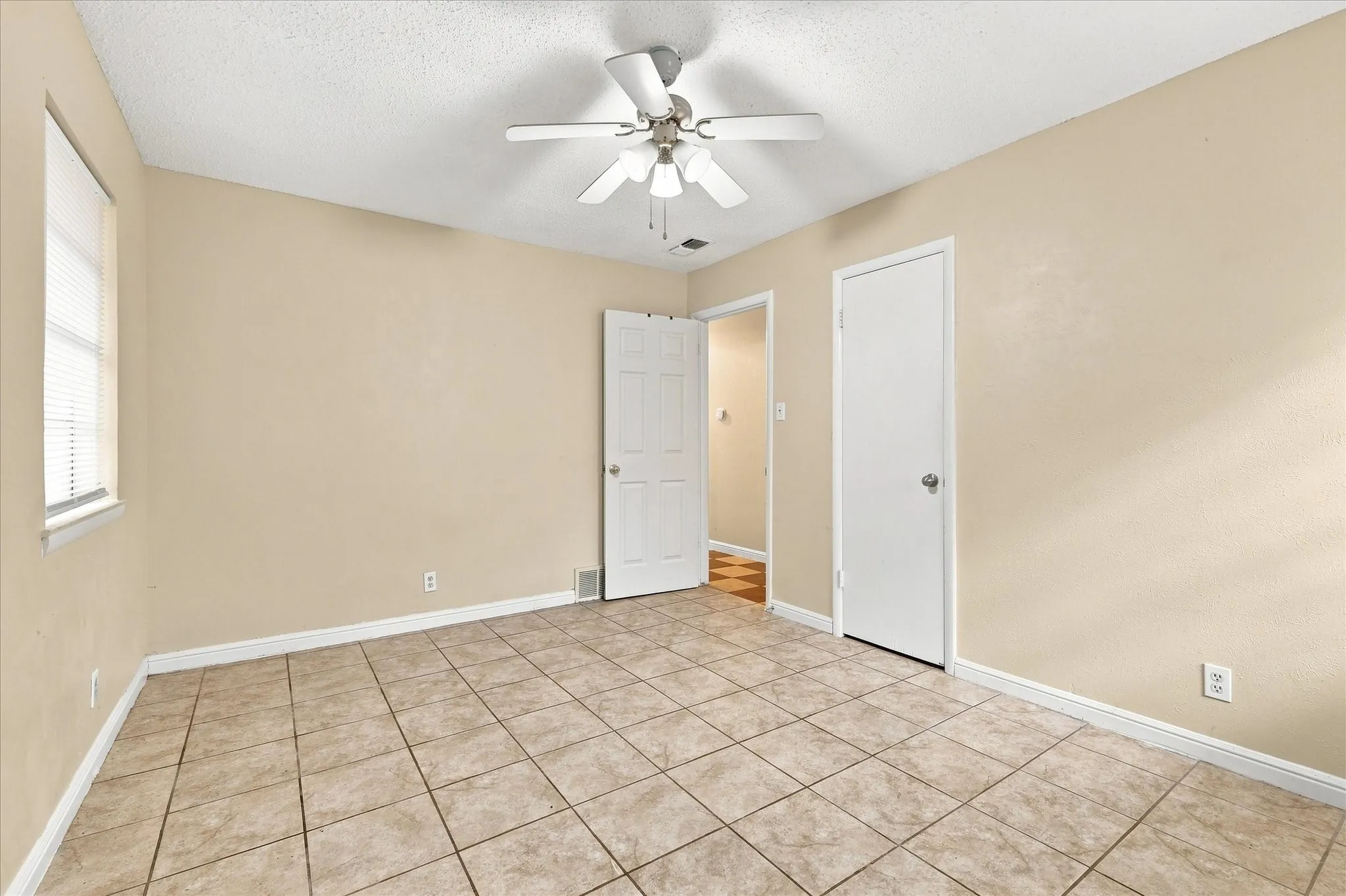 Single Family Residence For Sale in Tarrant County , 1813 Barron Lane, Fort Worth, Texas 76112, 4 Bedroom, 2 Bathroom, 2 Garage spaces, 1,513 Sqft, built in 1962, mls#21375859, Real Estate Agent in Fort Worth, Homes For Sale in Tarrant county, Homes For Sale in Fort Worth, Realtor in Fort Worth Texas, Real Estate Brokerage Independent Realty Texas, Luminita Cordes Realtor