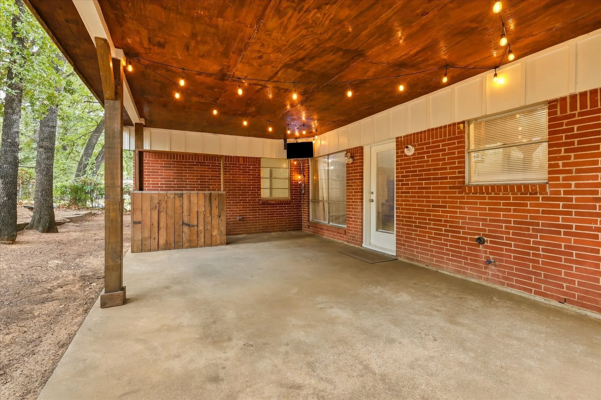 Single Family Residence For Sale in Tarrant County , 1813 Barron Lane, Fort Worth, Texas 76112, 4 Bedroom, 2 Bathroom, 2 Garage spaces, 1,513 Sqft, built in 1962, mls#21375859, Real Estate Agent in Fort Worth, Homes For Sale in Tarrant county, Homes For Sale in Fort Worth, Realtor in Fort Worth Texas, Real Estate Brokerage Independent Realty Texas, Luminita Cordes Realtor