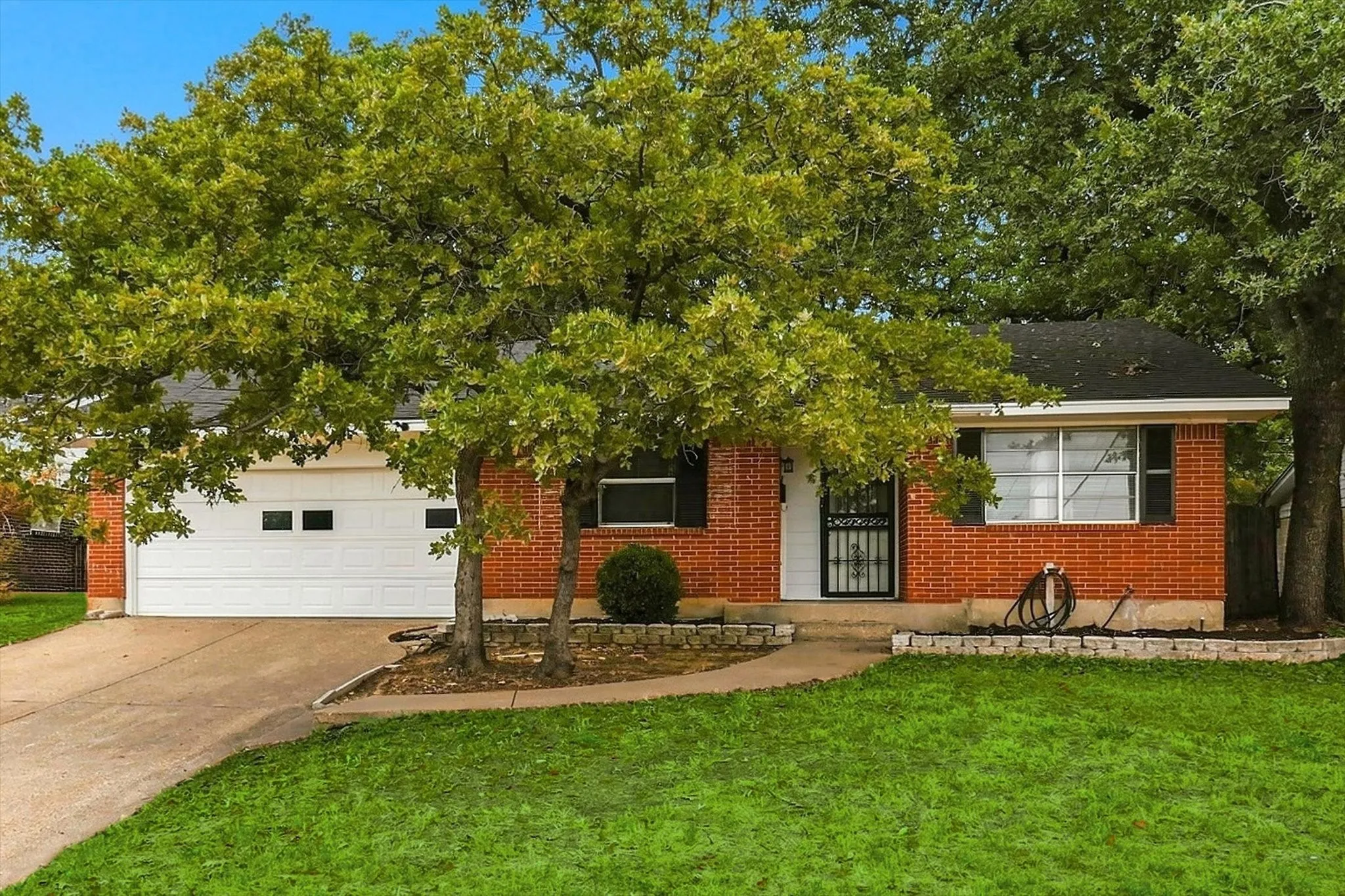 Single Family Residence For Sale in Tarrant County , 1813 Barron Lane, Fort Worth, Texas 76112, 4 Bedroom, 2 Bathroom, 2 Garage spaces, 1,513 Sqft, built in 1962, mls#21375859, Real Estate Agent in Fort Worth, Homes For Sale in Tarrant county, Homes For Sale in Fort Worth, Realtor in Fort Worth Texas, Real Estate Brokerage Independent Realty Texas, Luminita Cordes Realtor