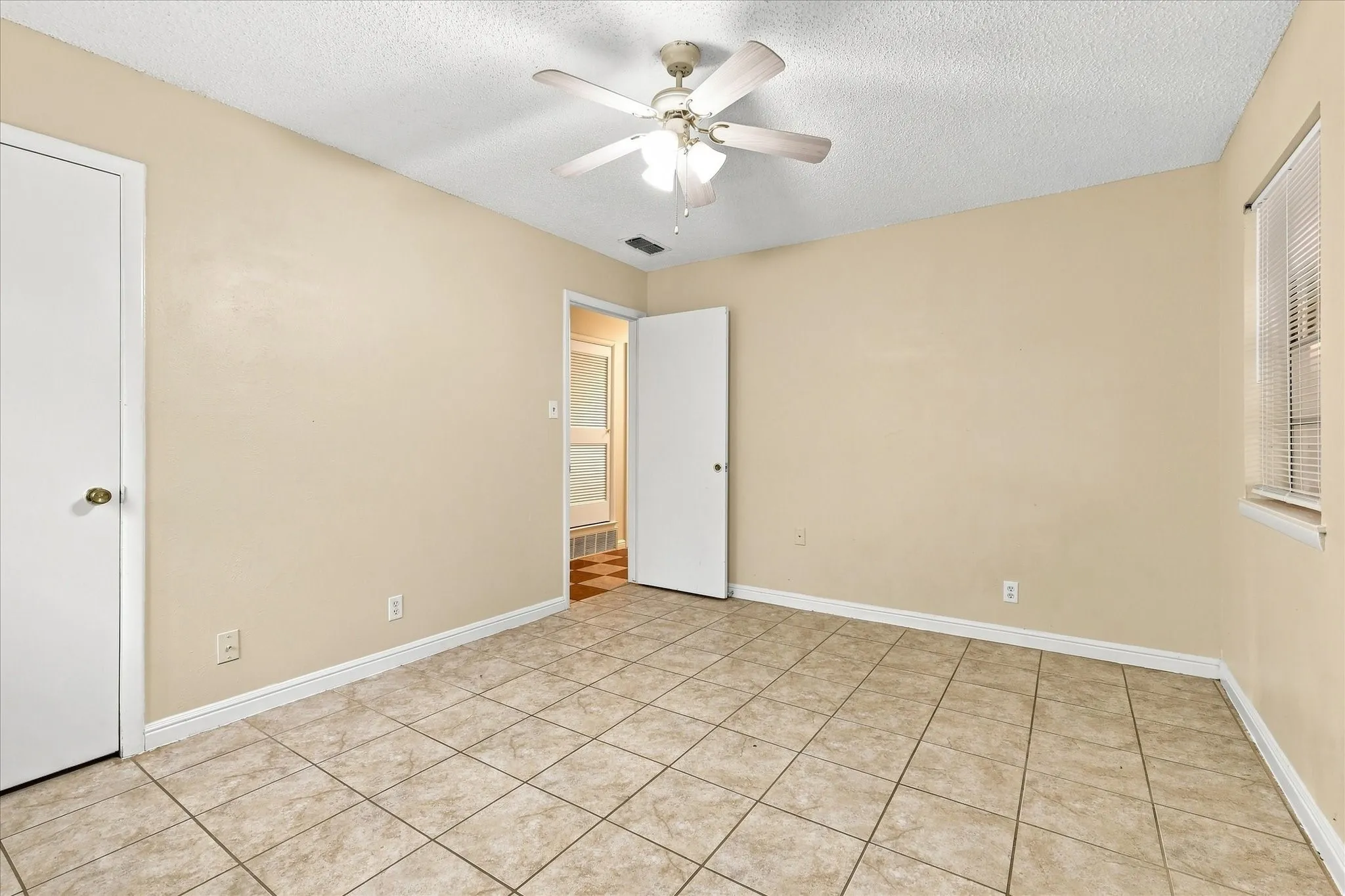 Single Family Residence For Sale in Tarrant County , 1813 Barron Lane, Fort Worth, Texas 76112, 4 Bedroom, 2 Bathroom, 2 Garage spaces, 1,513 Sqft, built in 1962, mls#21375859, Real Estate Agent in Fort Worth, Homes For Sale in Tarrant county, Homes For Sale in Fort Worth, Realtor in Fort Worth Texas, Real Estate Brokerage Independent Realty Texas, Luminita Cordes Realtor
